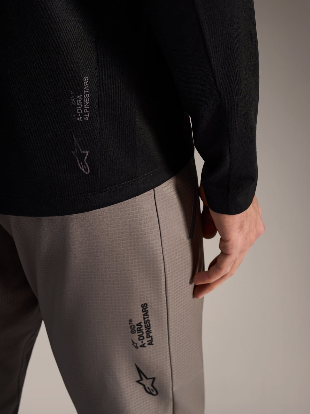 Czarna koszulka A-Dura Elite 2.0 z długim rękawem, logo Alpinestars i techniczny materiał do jazdy MTB.