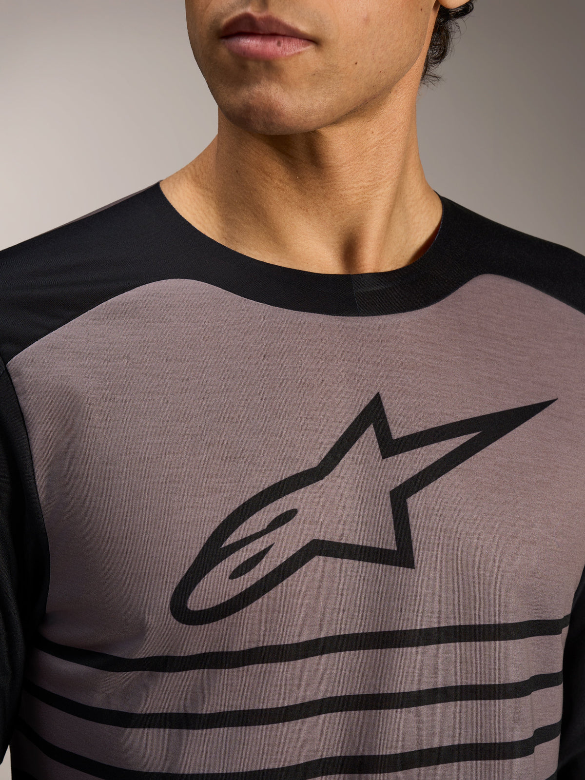 Alpinestars A-Dura Elite 2.0, szaro-czarna koszulka MTB z długim rękawem, wyraźne logo Astars i poziome paski.