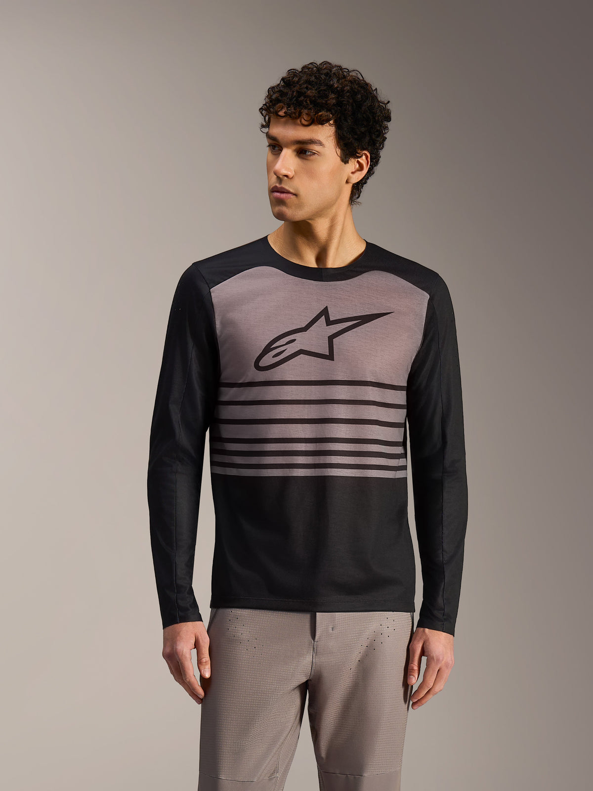 Alpinestars A-Dura Elite 2.0, czarno-szara koszulka MTB z długim rękawem i wyrazistym logo na piersi.