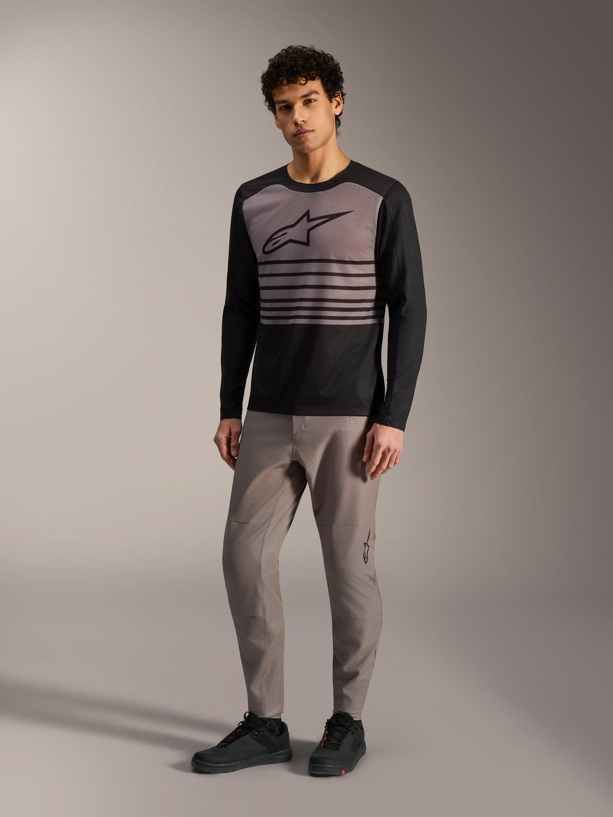 Alpinestars A-Dura Elite 2.0, czarno-szara koszulka z długim rękawem i paskami na piersi do jazdy na szlaku.