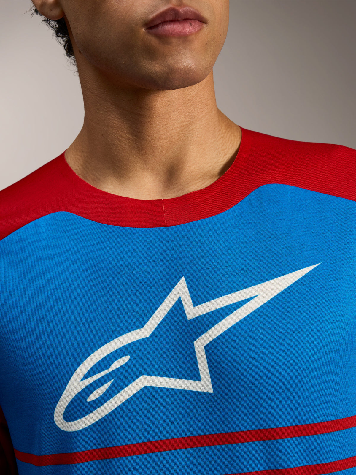 Koszulka Alpinestars A-Dura Elite 2.0, niebiesko-czerwony top MTB z białym logo gwiazdy na piersi.
