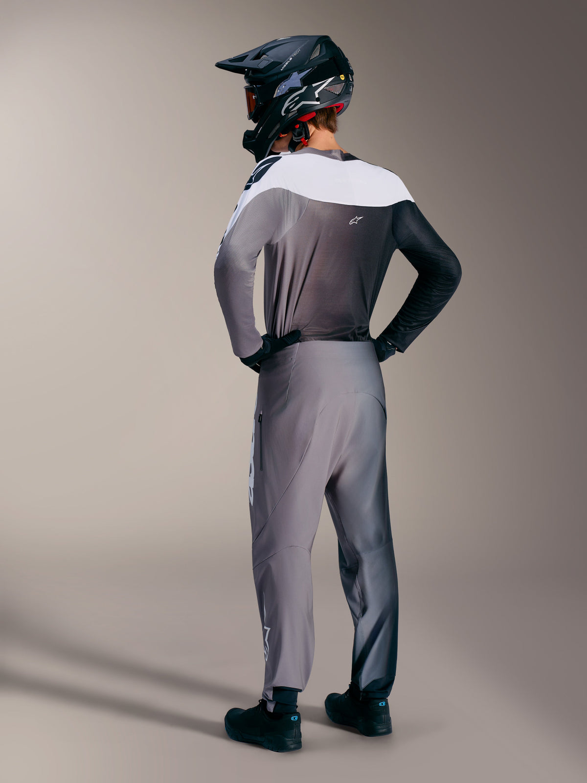Koszulka Alpinestars A-Supra Elite Faded Gray, widok od tyłu zestawu MTB z gradientem i sportowym krojem.