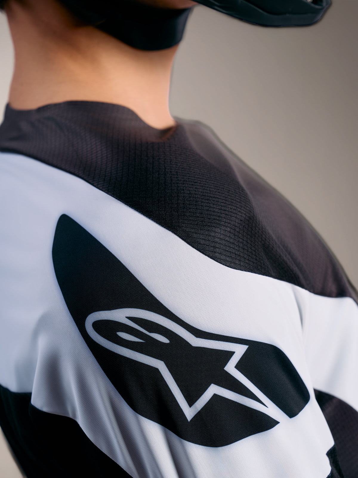 Koszulka Alpinestars A-Supra Elite Gray Fade, oddychający mikroperforowany materiał i logo ASTARS na ramieniu.
