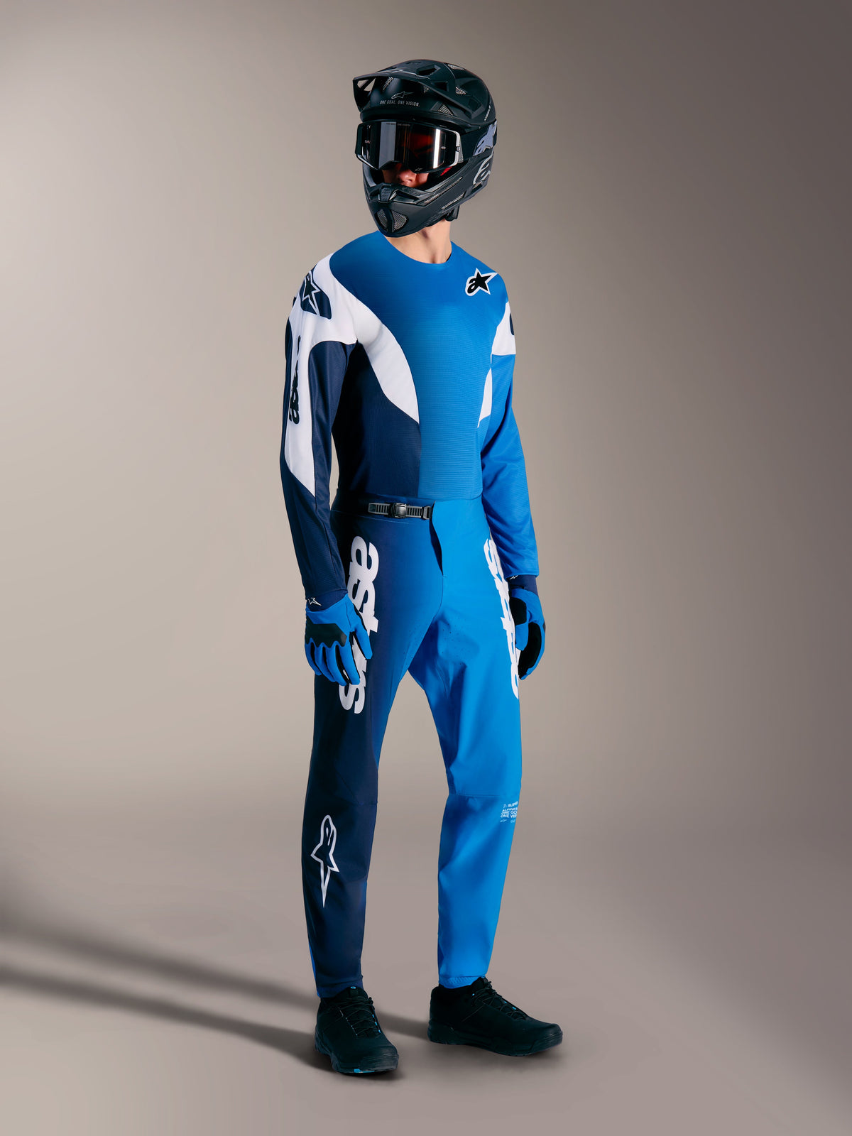Zestaw MTB Alpinestars A-Supra Elite, spodnie i bluza w kolorze Faded Bright Blue z dużym białym logo.