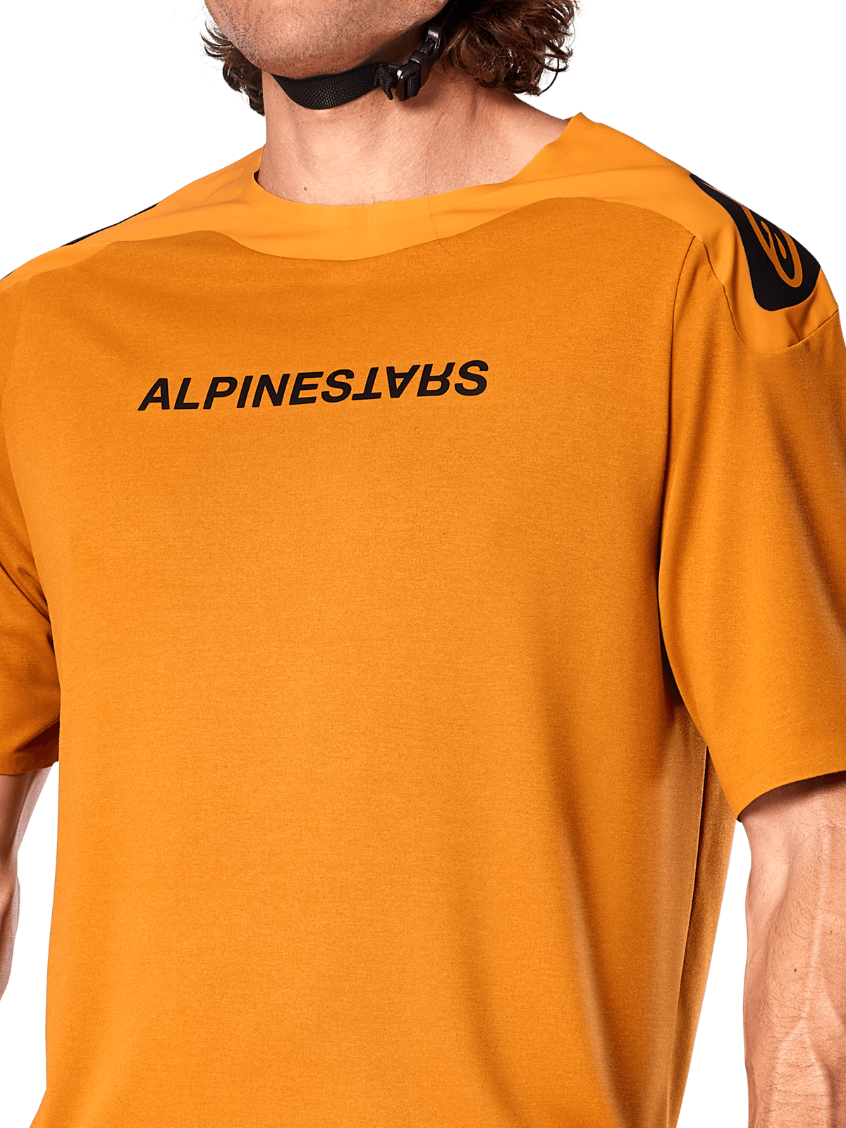 Alpinestars A-Aria Polartec Switch Jersey, koszulka MTB z krótkim rękawem, kolor Dark Gold, z lustrzanym czarnym logo Alpinestars na klatce piersiowej, techniczny materiał wydajnościowy do jazdy na szlakach górskich