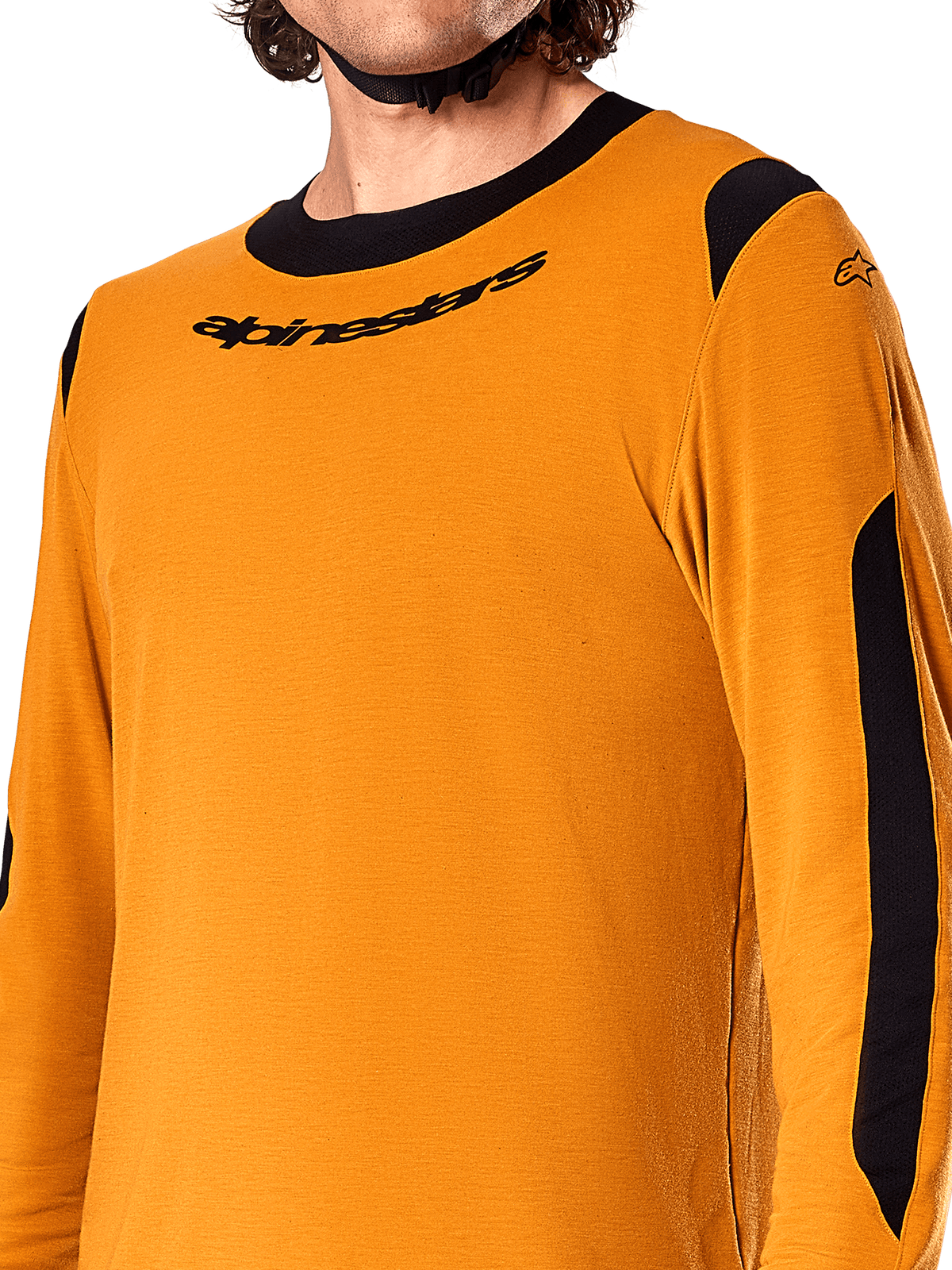 Koszulka Alpinestars A-Dura Dri Wool z długim rękawem, ciemnozłota, zbliżenie na czarny okrągły kołnierzyk z logo oraz czarne siateczkowe panele wentylacyjne na barkach i rękawach, wysokiej jakości odzież MTB