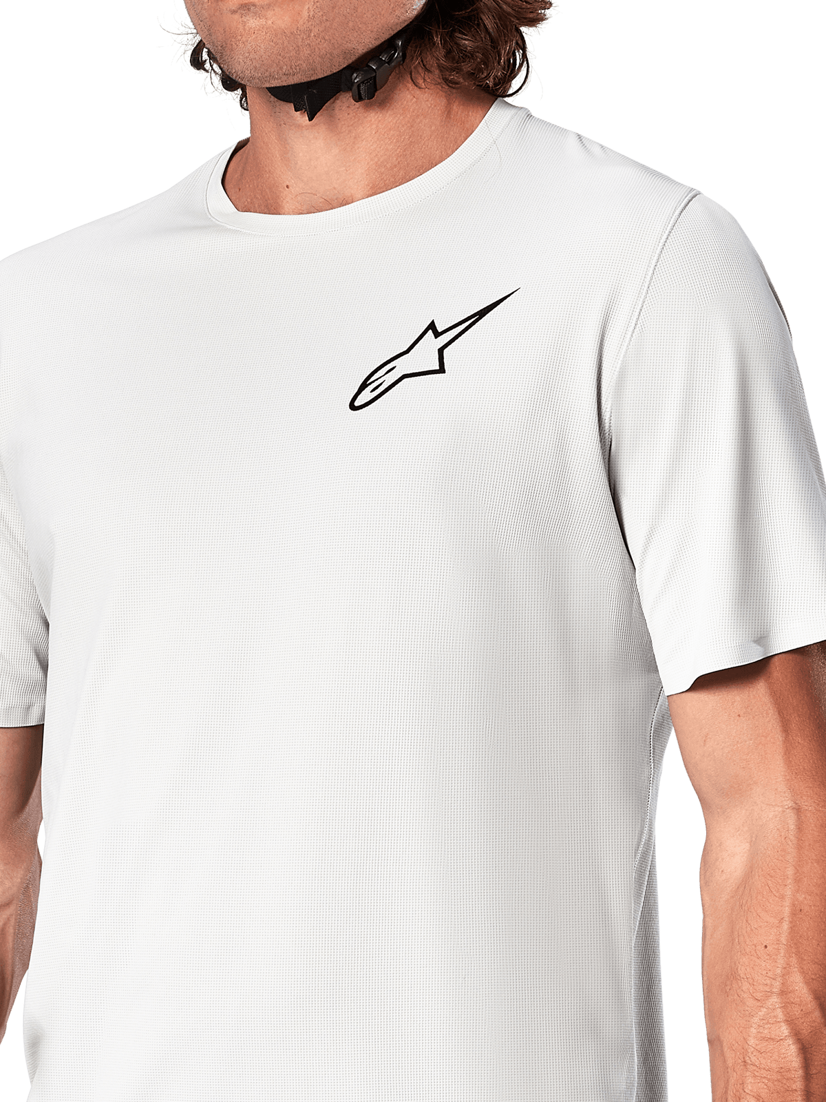 Alpinestars A-Aria Astar Jersey, koszulka rowerowa z krótkim rękawem, kolor White Dove, zbliżenie na czarne logo Astar na piersi, oddychający teksturowany materiał poliestrowy, lekki sportowy krój do jazdy MTB