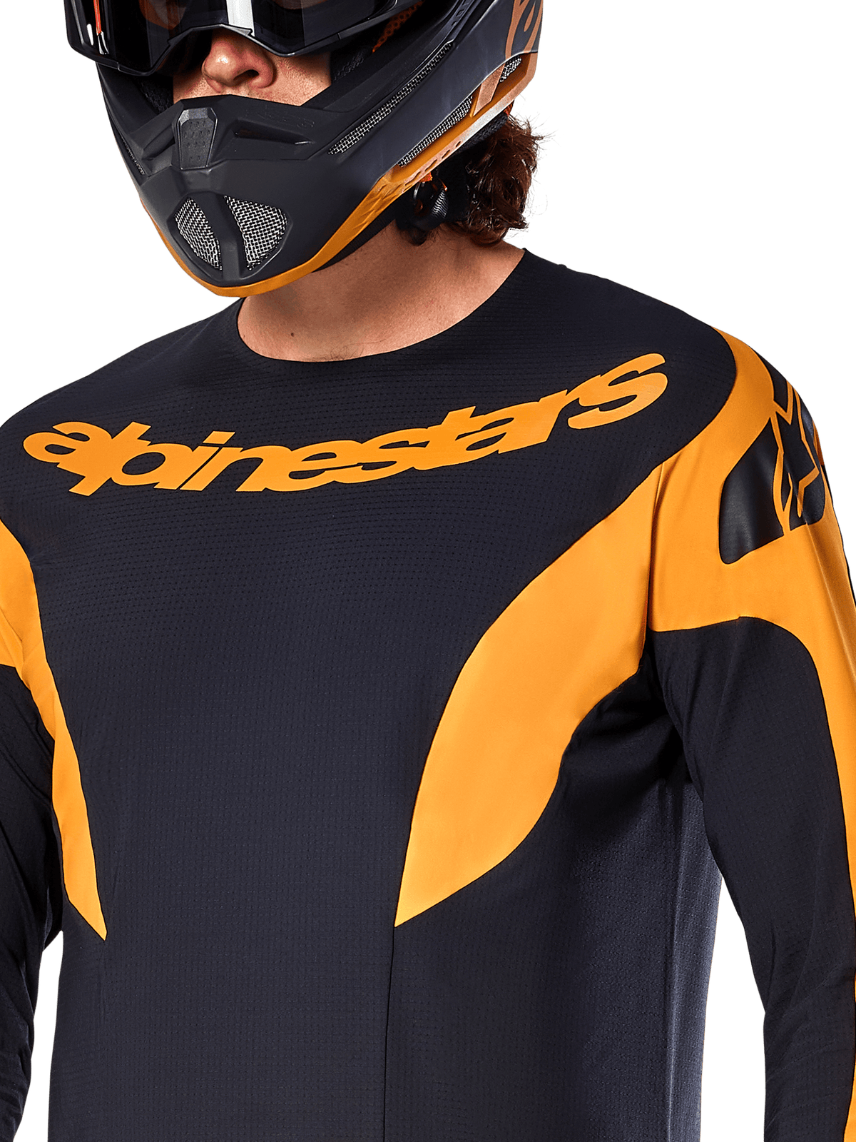 Koszulka Alpinestars A-Supra Race Jersey z długim rękawem, czarna z pomarańczowymi panelami graficznymi, duży pomarańczowy napis Alpinestars na klatce piersiowej, prezentowana na zawodniku w dopasowanym czarno-pomarańczowym kasku typu full-face, profesjonalna odzież wyścigowa MTB