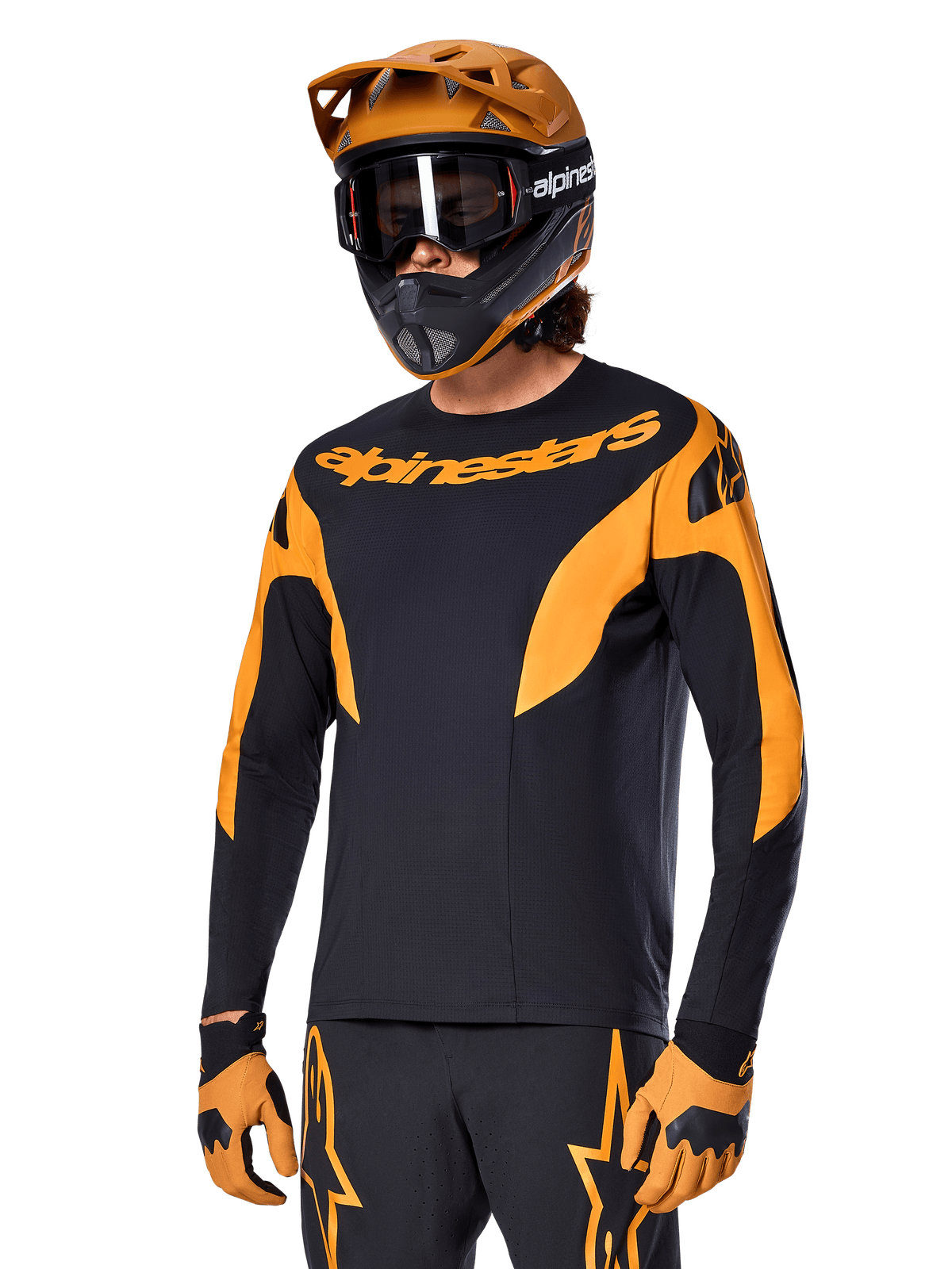 Alpinestars A-Supra Race Jersey - Long Sleeve, koszulka rowerowa MTB, czarno-pomarańczowa, noszona z dopasowanym kaskiem i rękawiczkami, z logo Alpinestars na piersi i stylizowanymi akcentami na rękawach, sportowy krój do wyścigów terenowych