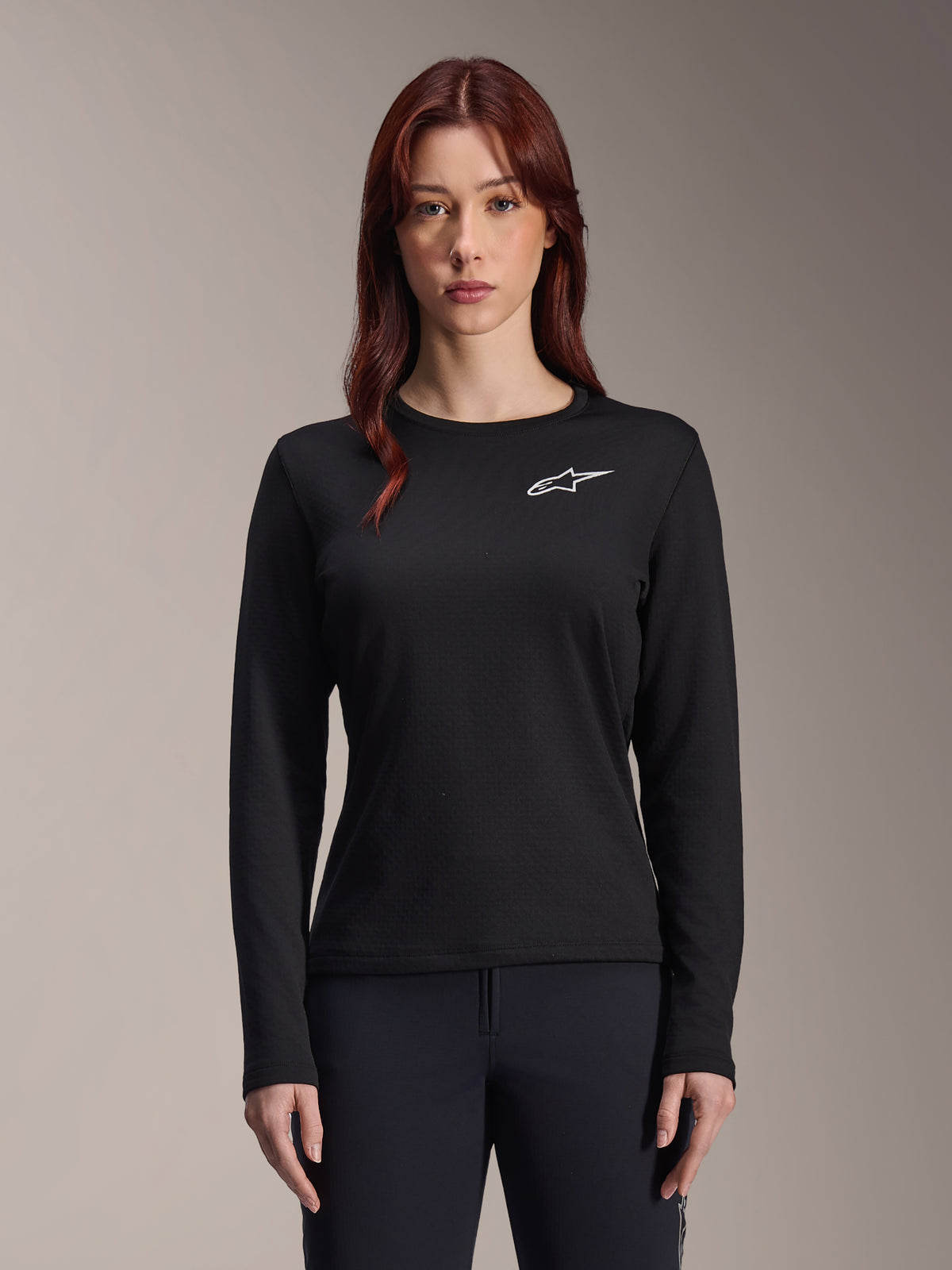 Alpinestars Stella A-Dura Thermal Jersey, damska koszulka MTB z długim rękawem, czarna z białym logo gwiazdy na piersi, lekki materiał izolacyjny na chłodne dni, zaprojektowana do nakładania warstw i zapewnienia komfortu na szlaku