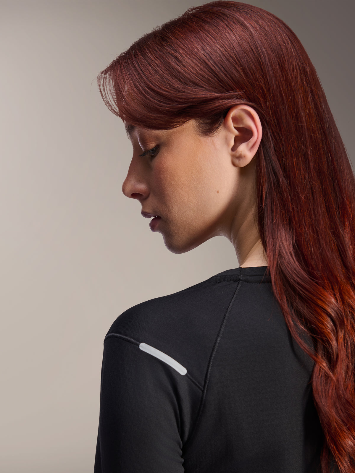 Alpinestars Stella A-Dura Thermal Jersey, damska koszulka MTB z długim rękawem, czarna, zbliżenie z boku podkreślające odblaskowy srebrny pasek na ramieniu, techniczna tkanina izolacyjna do jazdy na rowerze górskim