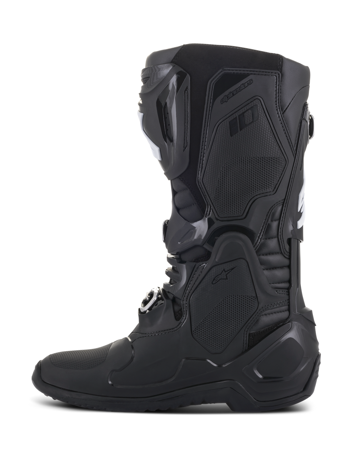 Buty Alpinestars Tech 10, czarne buty motocrossowe, widok z boku, zaawansowana konstrukcja skorupy TPU, smukły design z zapięciami na klamry i teksturowane panele ochronne dla profesjonalnej wydajności w wyścigach terenowych