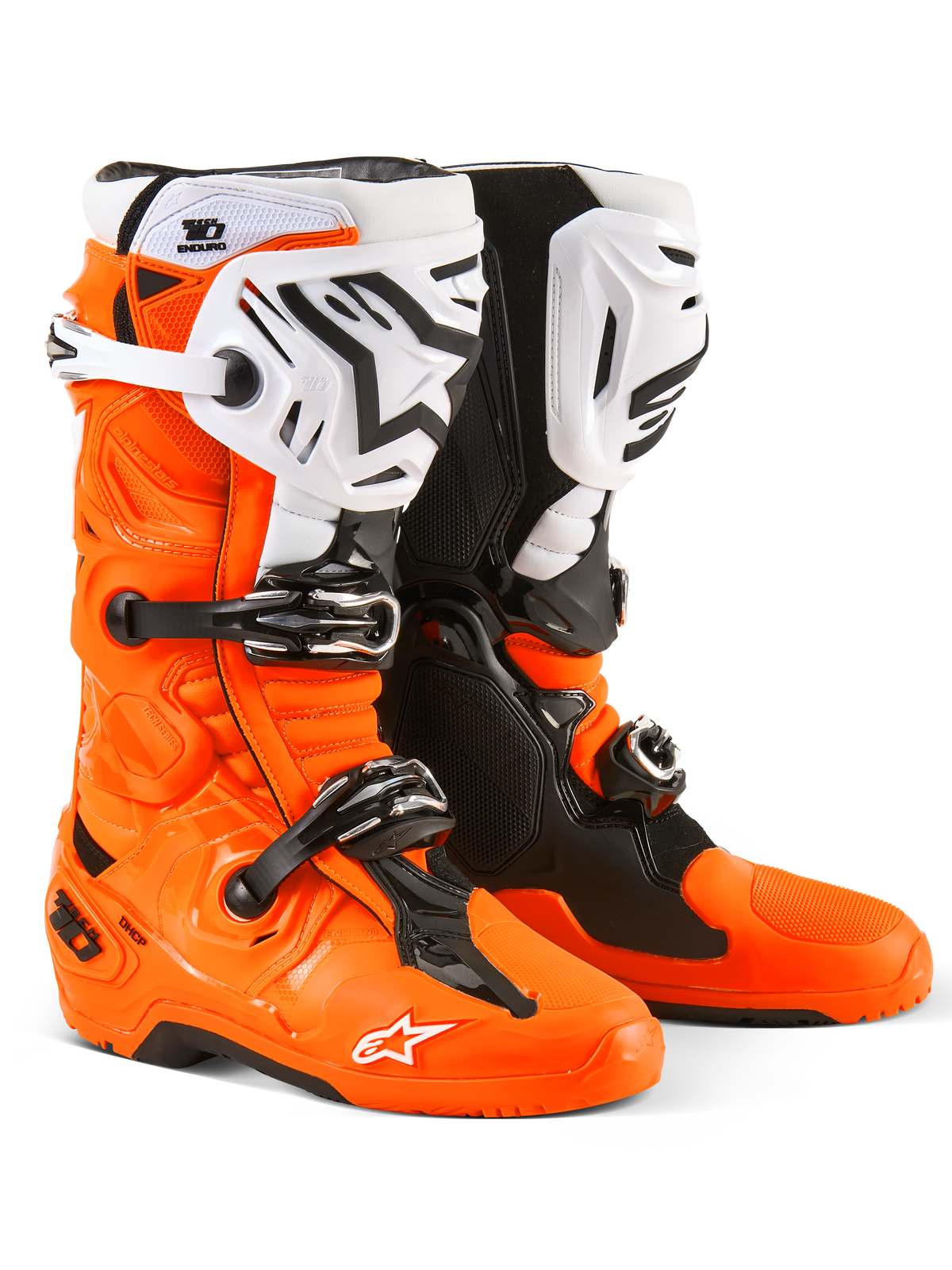 Buty Alpinestars Tech 10 Enduro, buty motocrossowe i enduro, pomarańczowy fluo, czarny i biały, wyposażone w system potrójnego zapięcia na klamry, białe ochraniacze piszczeli z czarnym logo Alpinestars oraz wytrzymałe podeszwy o podwójnej mieszance, ochronne obuwie terenowe