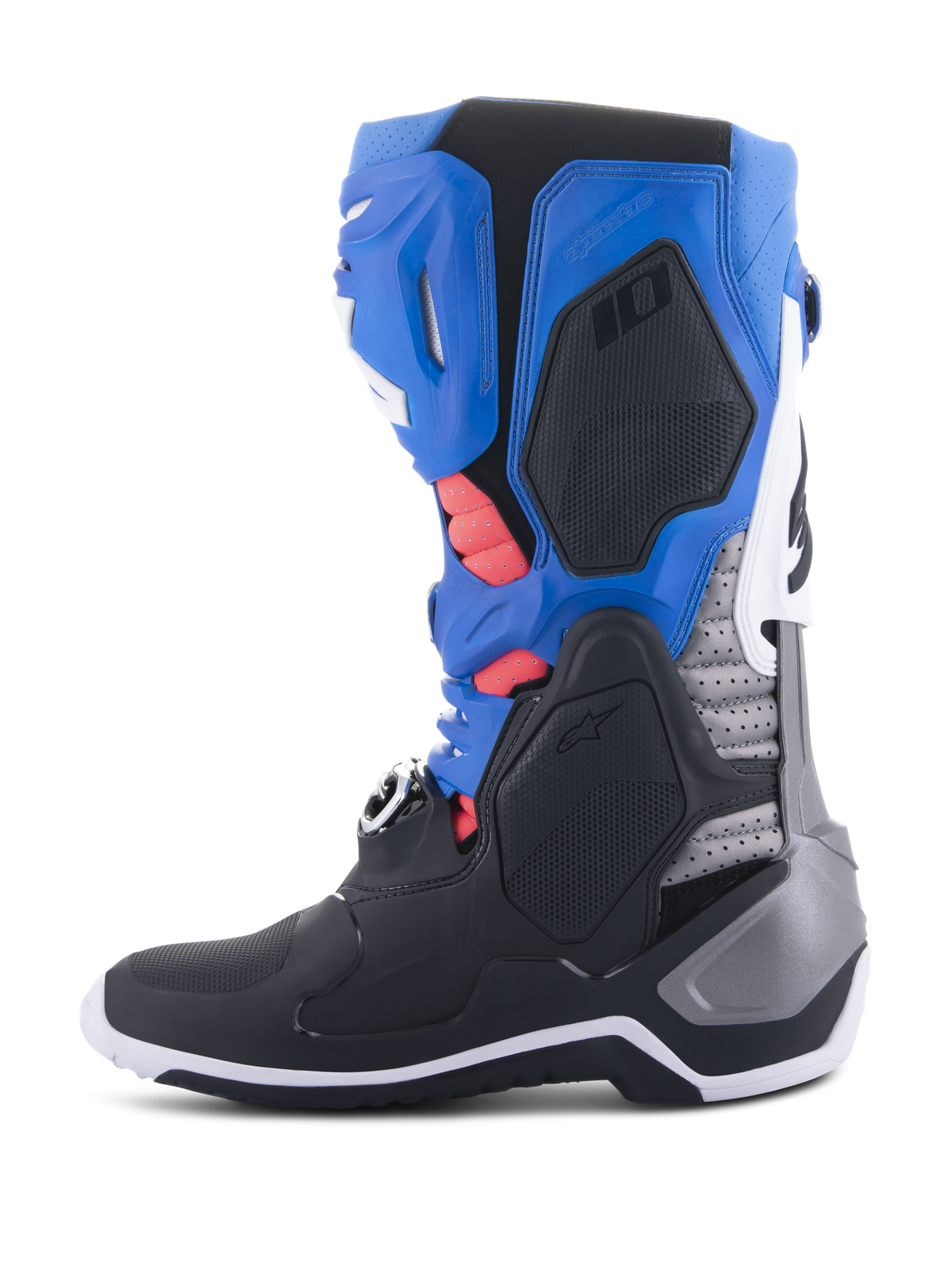 Alpinestars Tech 10 Supervented Boots, buty motocrossowe, czarny, emaliowany niebieski, fioletowy i biały, widok z boku z niebieskimi i czarnymi panelami oraz srebrnymi akcentami, koralowo-czerwona wyściółka wewnętrzna widoczna przez otwory wentylacyjne, zaawansowany design do wyścigów terenowych