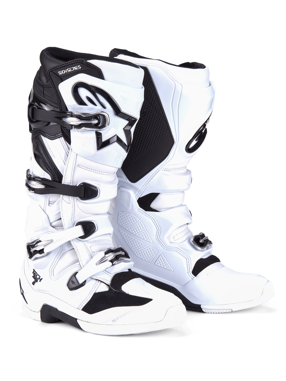 Buty Alpinestars Tech 7, buty motocrossowe, biało-czarne, system zapięcia na cztery klamry ze srebrno-czarnymi elementami, widoczne logo Alpinestars na goleni, wzmocnione panele TPU dla ochrony w terenie.