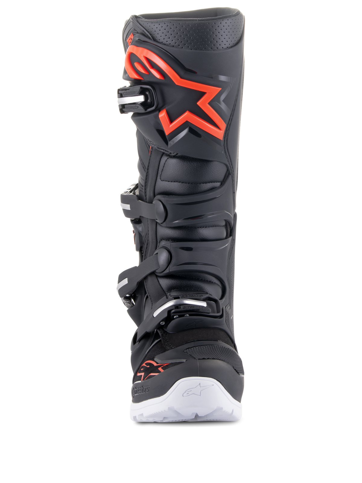 Buty Alpinestars Tech 7 Enduro, czarno-czerwone fluo, widok z przodu, duże czerwone logo na płycie goleniowej, system zapięć na cztery klamry, białe akcenty na podeszwie, profesjonalne obuwie motocrossowe i off-road