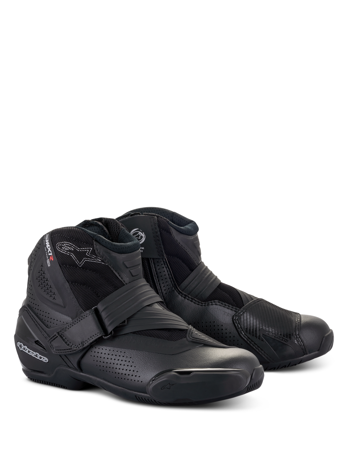 Alpinestars SMX-1 R V2 Vented Boots, niskie buty motocyklowe, w kolorze czarnym, perforowana cholewka z mikrofibry, ochraniacz pięty TPU i nakładka na dźwignię zmiany biegów, zapięcie na pasek i boczny zamek, widok z przodu pod kątem trzech czwartych