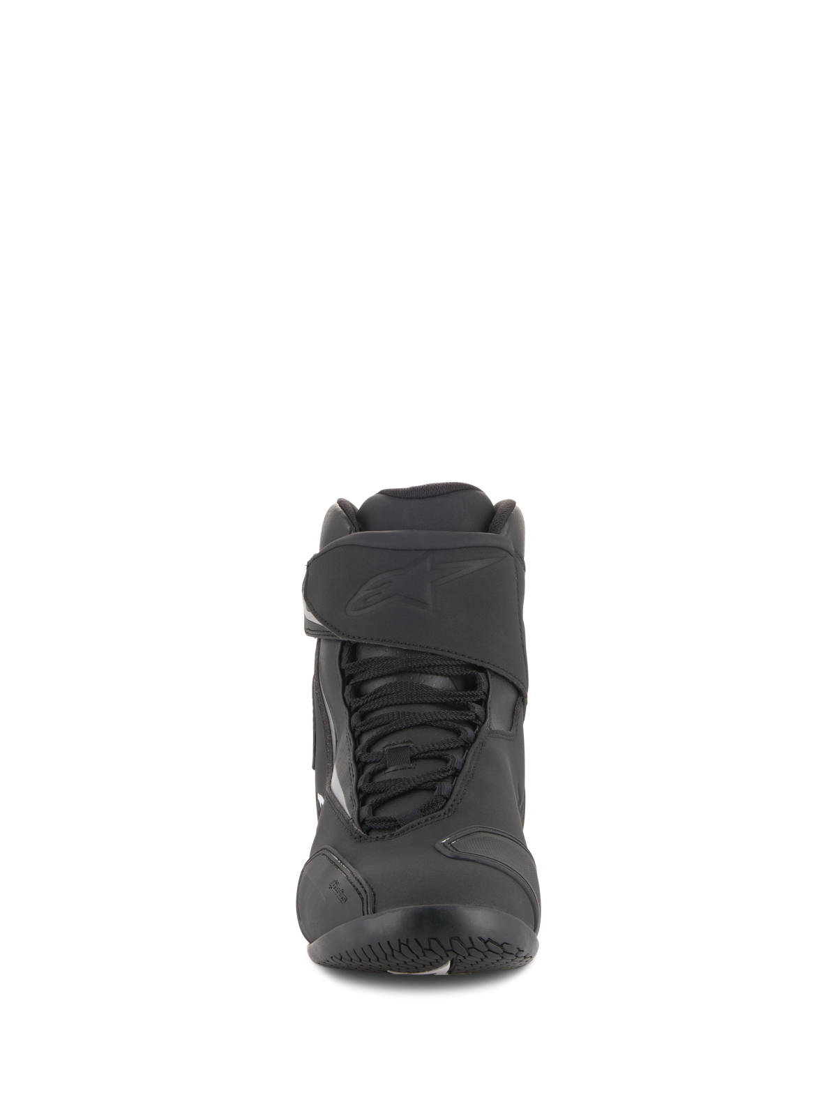 Buty wodoodporne Alpinestars Fastback 2 Drystar®, czarno-białe, widok z przodu przedstawiający system sznurowania z regulowanym paskiem na rzep, wytłoczone logo, trwała konstrukcja ze skóry i mikrofibry do jazdy szosowej