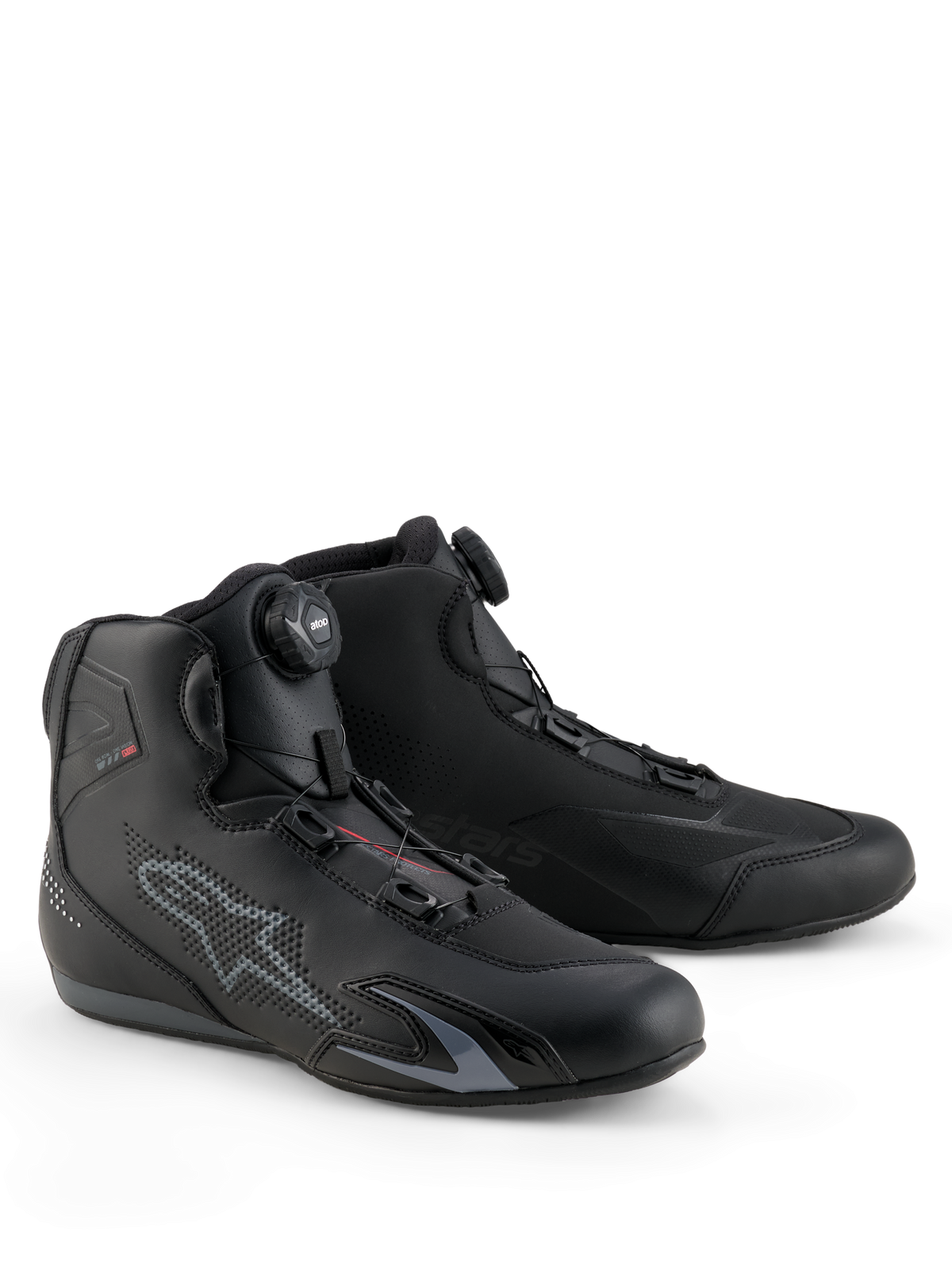 Alpinestars Celer Shoes, buty motocyklowe, czarne i ciemnoszare, wyposażone w zintegrowany system zapięcia Rotor zapewniający precyzyjne dopasowanie, techniczna konstrukcja z mikrofibry z perforowanym logo gwiazdy, niski profil sportowy do jazdy wyścigowej i ulicznej