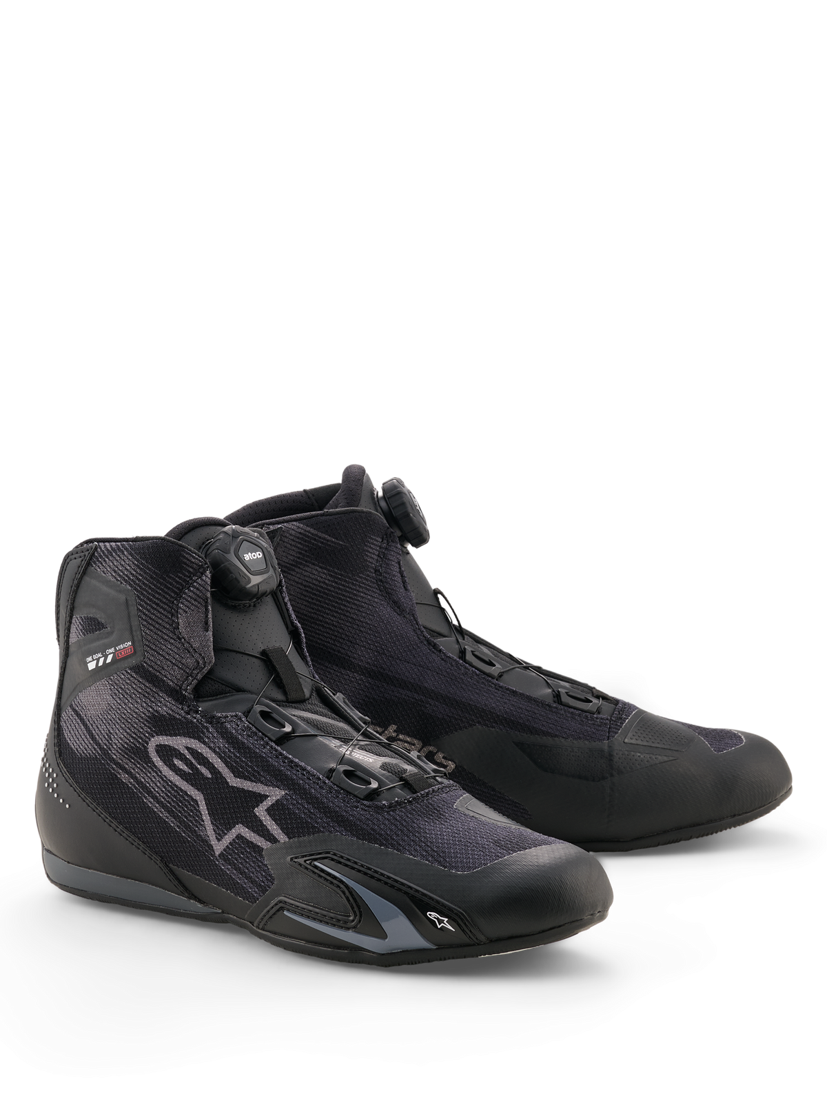 Buty Alpinestars Celer Superair, buty motocyklowe, czarne i ciemnoszare, wyposażone w system zamykania Rotor, tekstylna cholewka o wysokim przepływie powietrza, smukły sportowy profil z logo Alpinestars, zaprojektowane do jazdy w ciepłe dni
