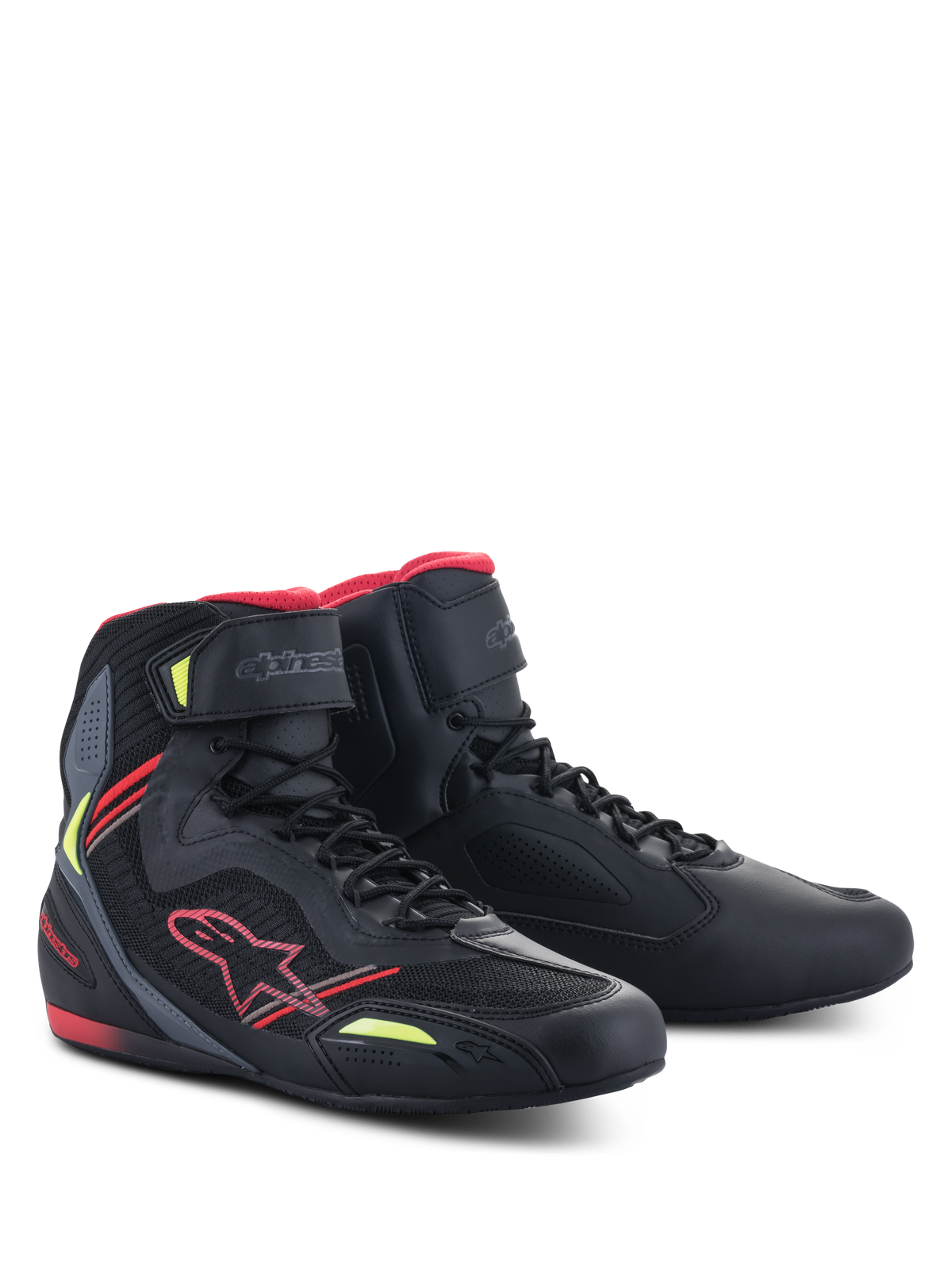 Alpinestars Faster-3 Rideknit® Shoes, czarne z czerwonymi i żółtymi jaskrawymi akcentami, lekkie buty motocyklowe z cholewką z mikrofibry i siateczki, czerwone logo Alpinestars, wysoki profil ze sznurowaniem i paskiem na kostce
