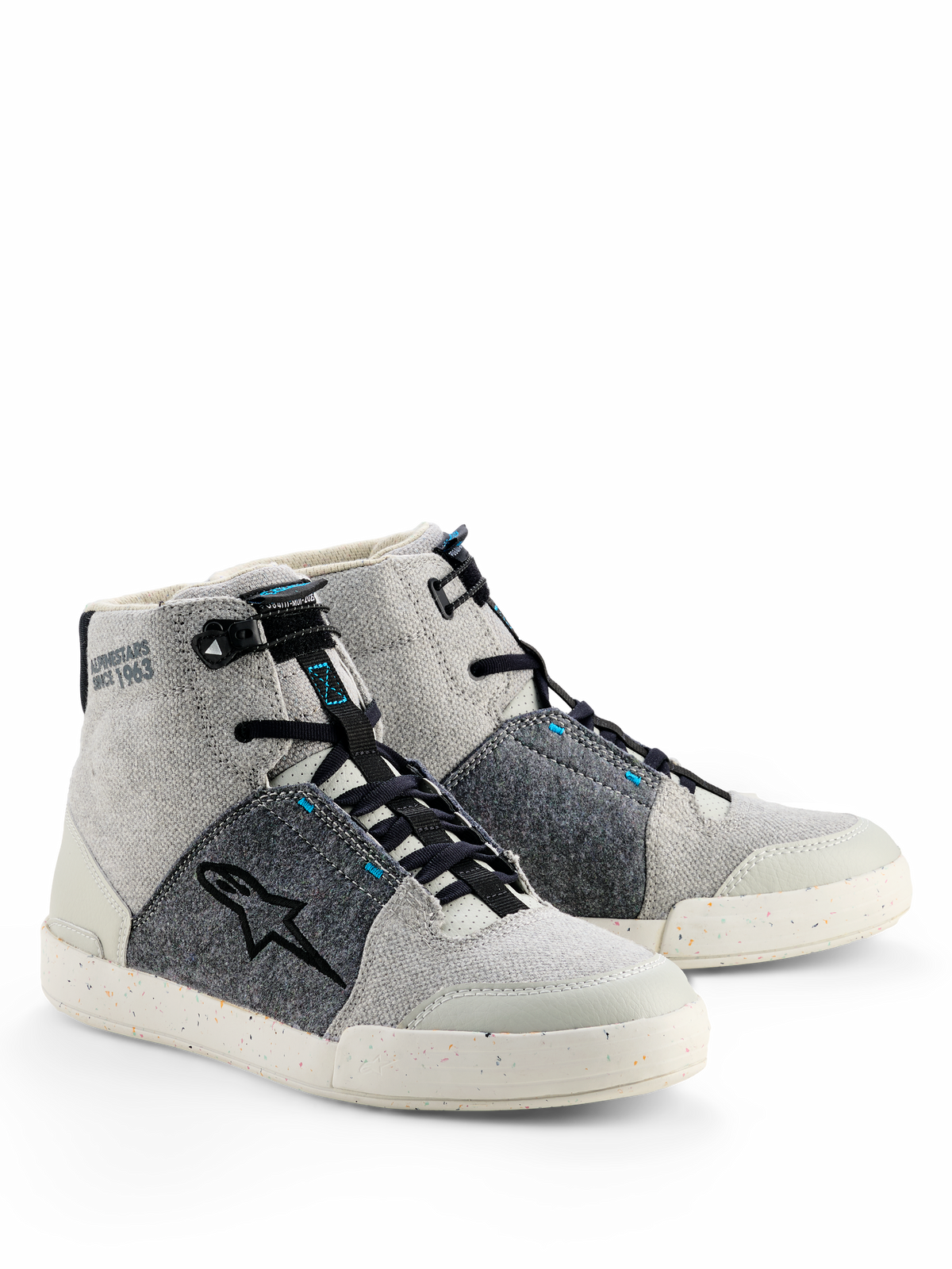 Alpinestars Circal Riding Shoes, miejskie obuwie motocyklowe, szaro-czarne z niebieskim Methyl Blue, fason wysokich sneakersów z jasnoszarego płótna i ciemnoszarych paneli z filcu z recyklingu, czarne logo gwiazdy i nakrapiana gumowa podeszwa.