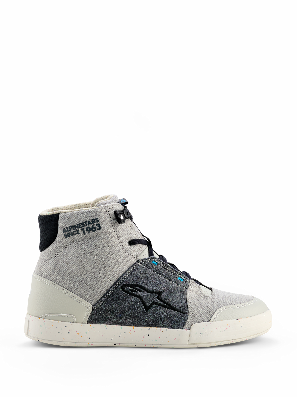 Buty motocyklowe Alpinestars Circal, wysokie trampki w kolorze Gray Black Methyl Blue, jasnoszare płótno i panele z ciemnoszarej teksturowanej tkaniny, biała gumowa podeszwa z kolorowymi drobinami z recyklingu, czarne logo gwiazdy Alpinestars, napis „ALPINESTARS SINCE 1963” na kostce, nowoczesny miejski styl jazdy