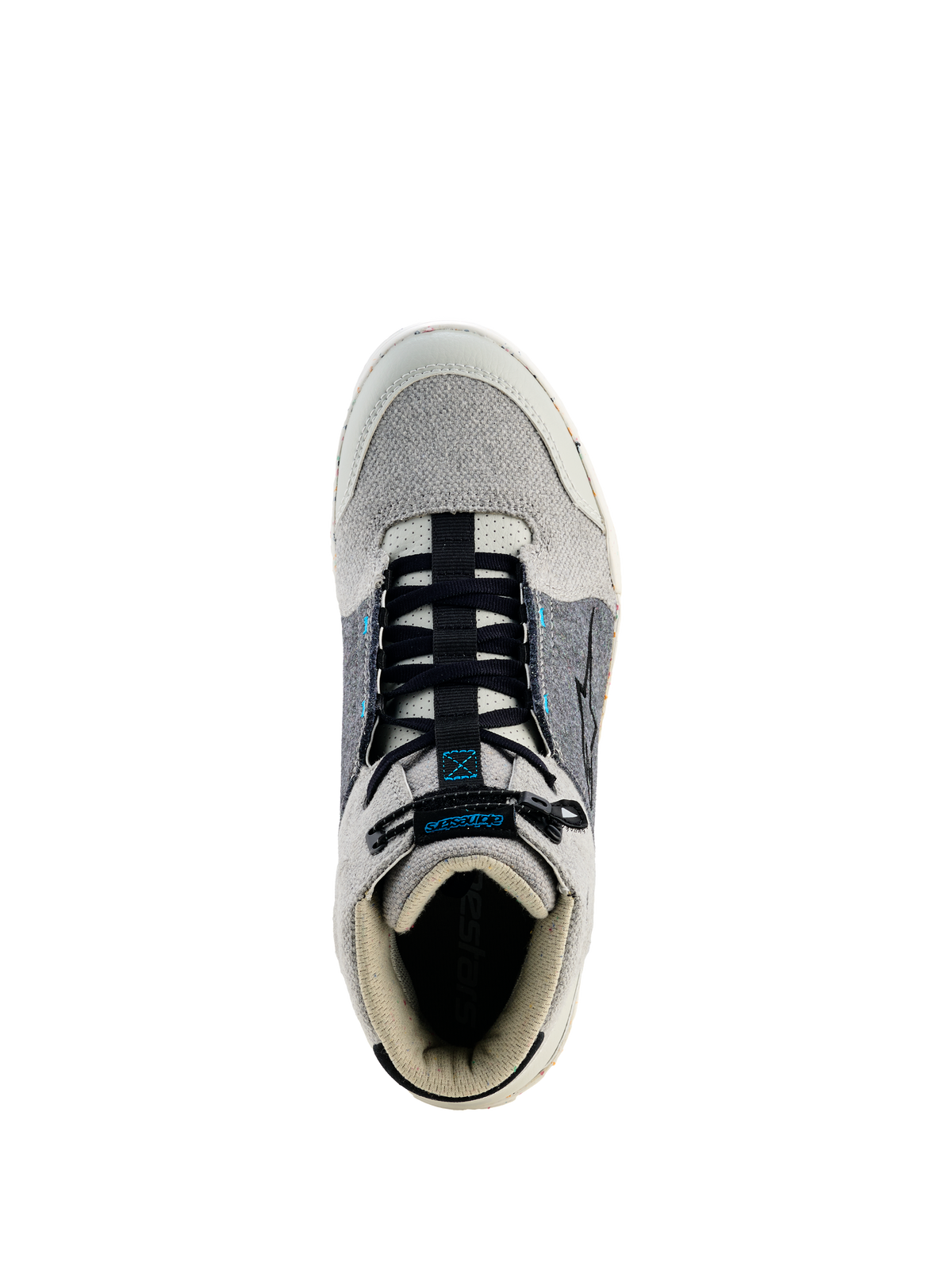 Buty Alpinestars Circal Riding Shoes, miejskie buty motocyklowe, szare i czarne z niebieskimi akcentami Methyl Blue, widok z góry pokazujący czarne elastyczne sznurowadła, jasnoszary płócienny nosek i kołnierz, ciemnoszare panele boczne z błękitnymi detalami, ochronne i ekologiczne obuwie miejskie
