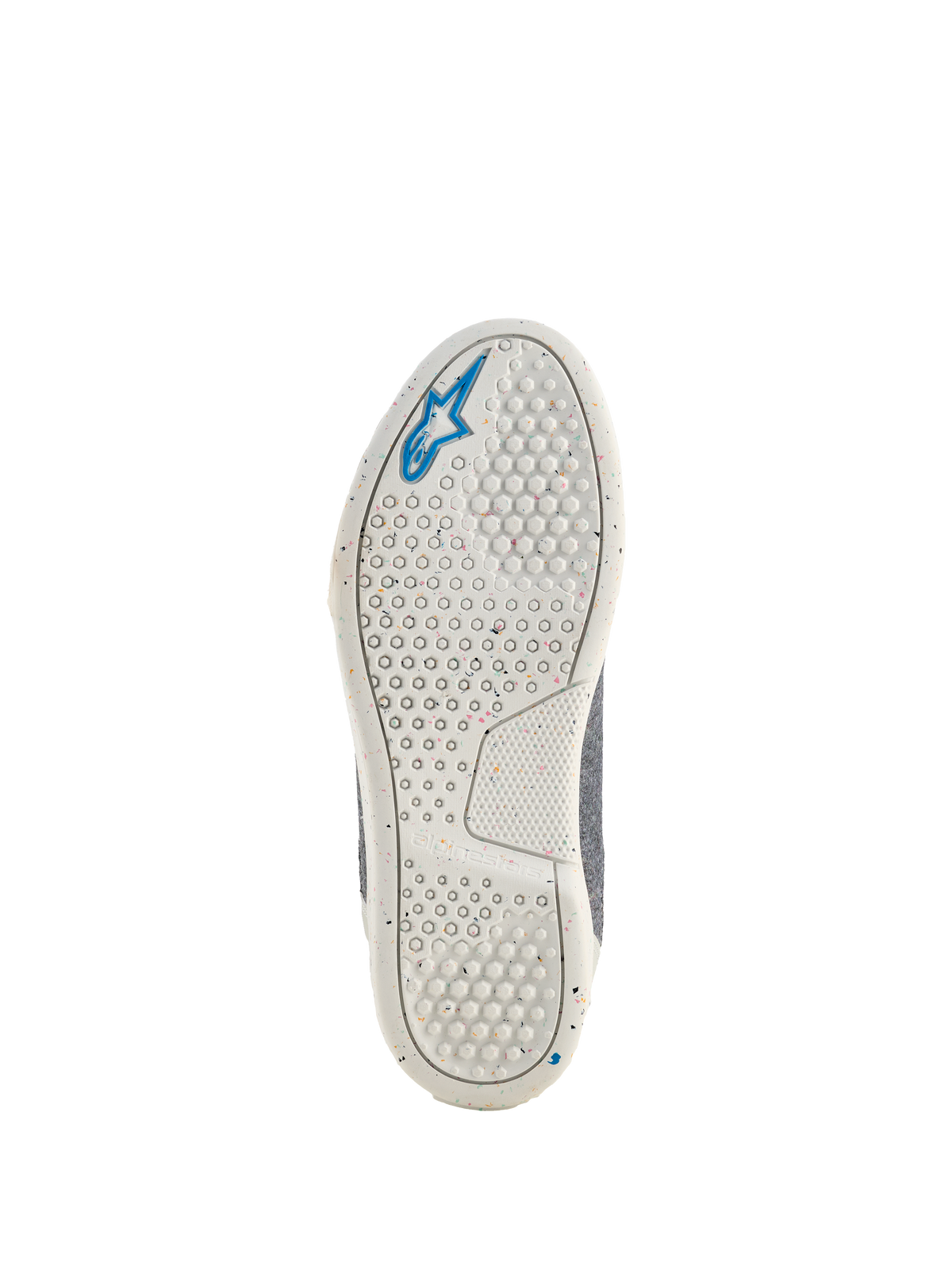 Buty motocyklowe Alpinestars Circal, widok podeszwy, podeszwa z gumy z recyklingu w kolorze złamanej bieli z kolorowymi drobinami, sześciokątny wzór bieżnika dla przyczepności, niebieskie logo gwiazdy Alpinestars, ekologiczne obuwie motocyklowe do jazdy miejskiej