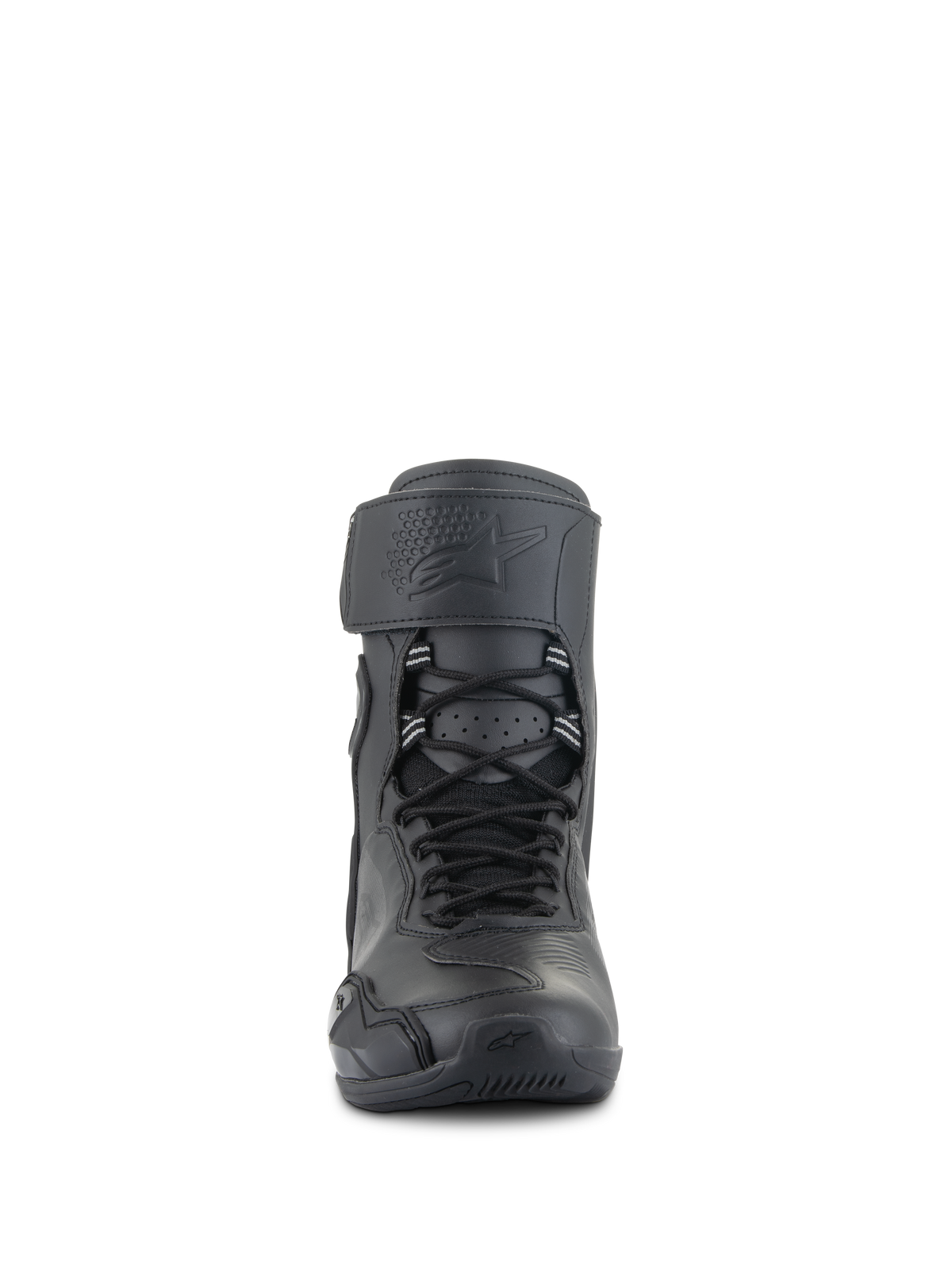 Buty motocyklowe Alpinestars Superfaster, Black Black, widok z przodu wysokiego obuwia motocyklowego z systemem szybkiego sznurowania, szerokim górnym paskiem z wytłoczonym logo i opływową konstrukcją ochronną