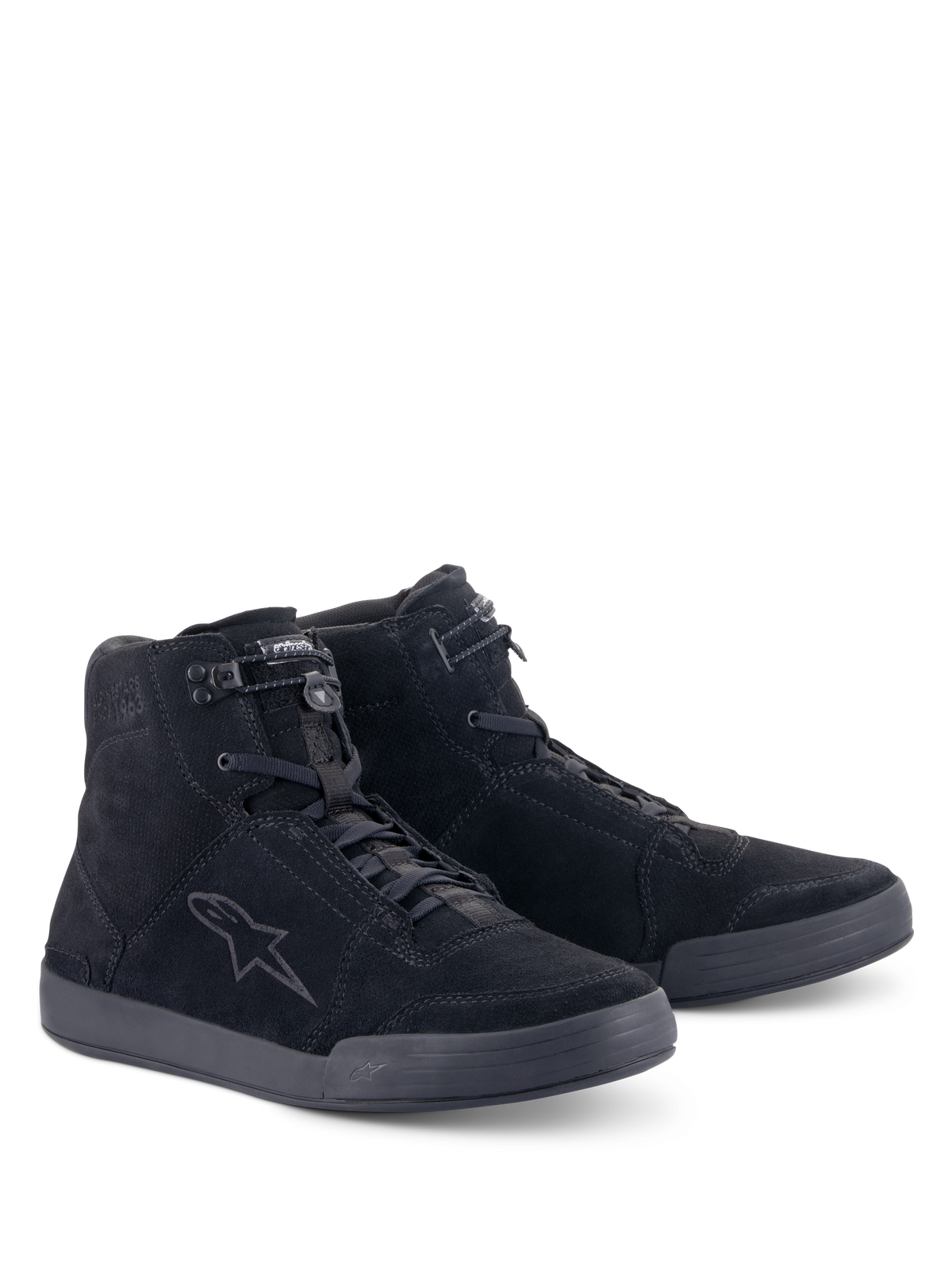 Buty Alpinestars Chrome, miejskie buty motocyklowe, czarne, konstrukcja z wysoką cholewką z zamszu, stonowane logo z gwiazdą z boku, sznurowany przód z elastycznym zapięciem na górze, płaska gumowa podeszwa, casualowy miejski styl