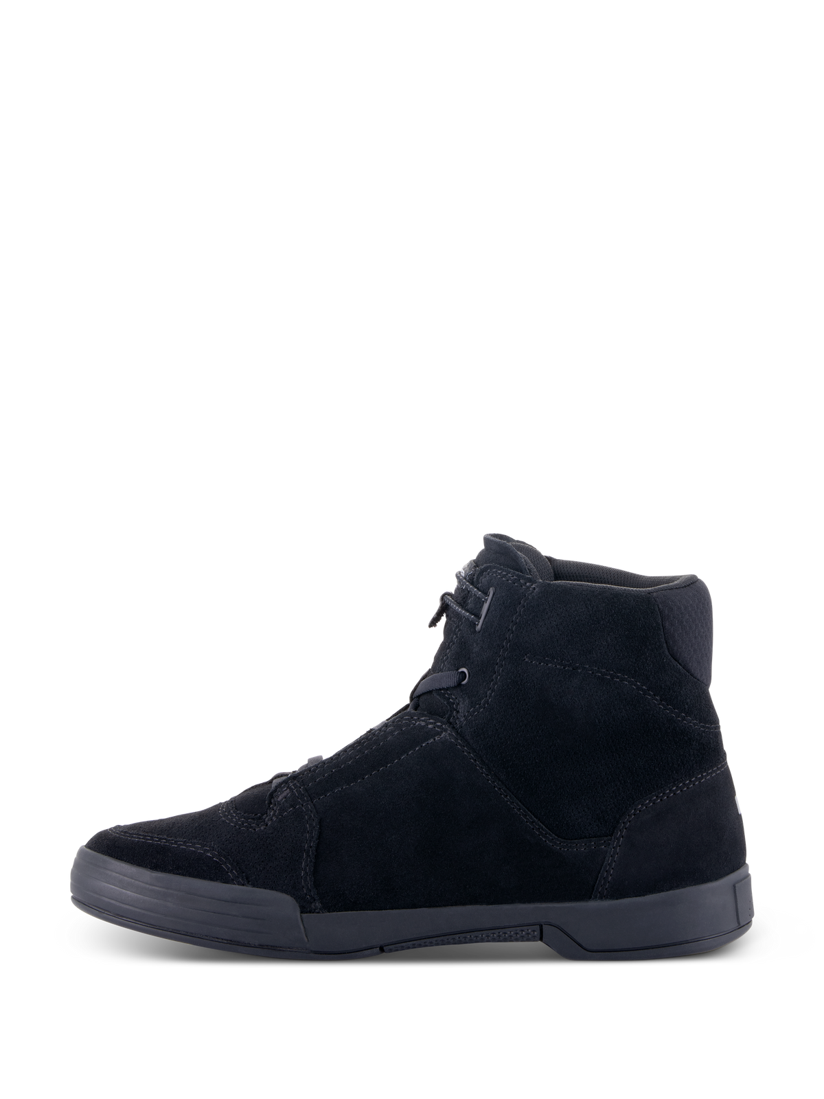 Buty Alpinestars Chrome, miejskie buty motocyklowe, czarne, widok z boku prezentujący cholewkę z rozdzielonego zamszu i płaską gumową podeszwę, wysoka sylwetka w swobodnym stylu streetwearowym.
