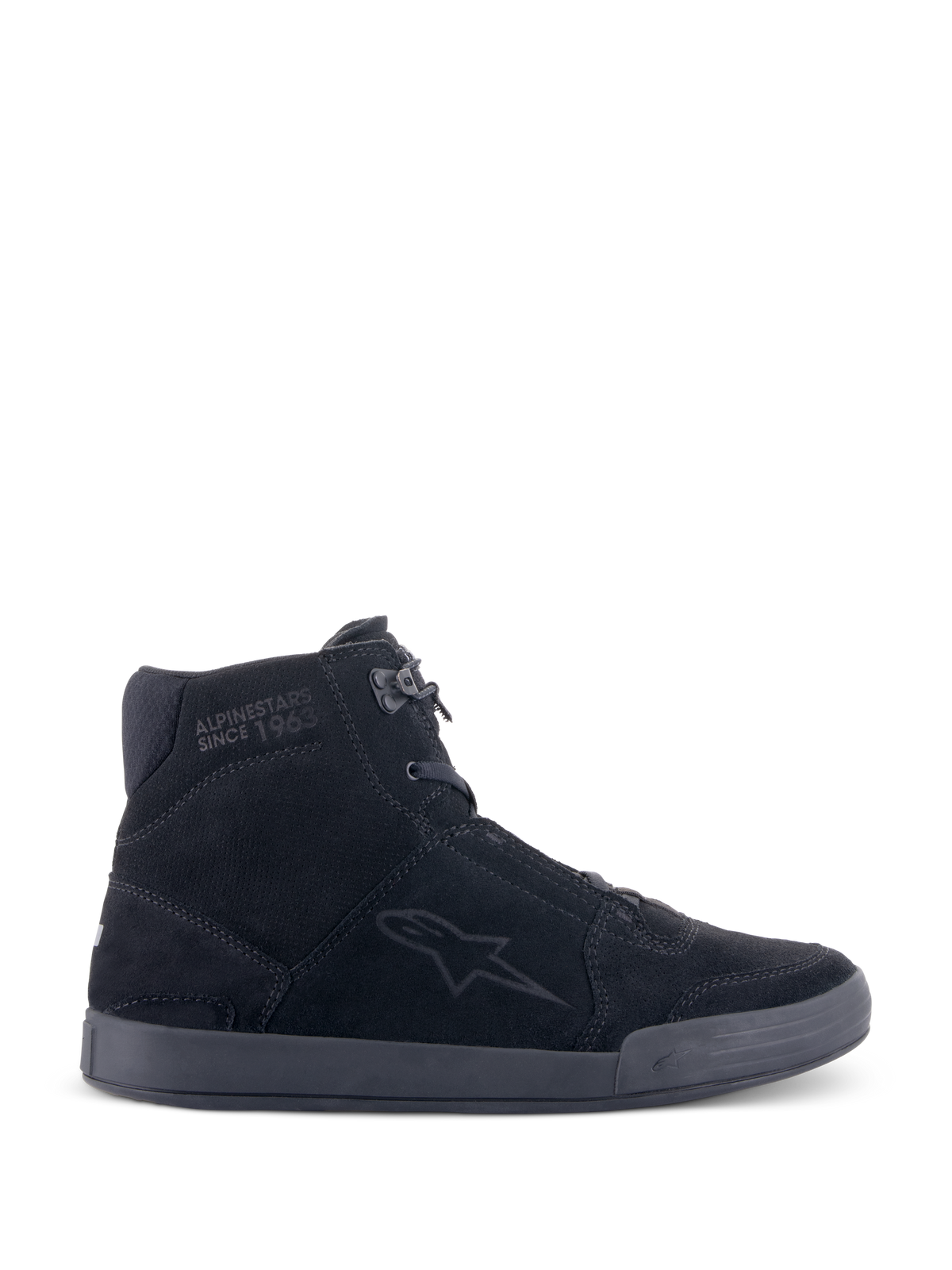 Buty Alpinestars Chrome, miejskie buty motocyklowe, czarne, fason wysokich sneakersów z zamszu, logo gwiazdy z boku i napis 'Since 1963' na kostce, streetwearowy design z płaską gumową podeszwą