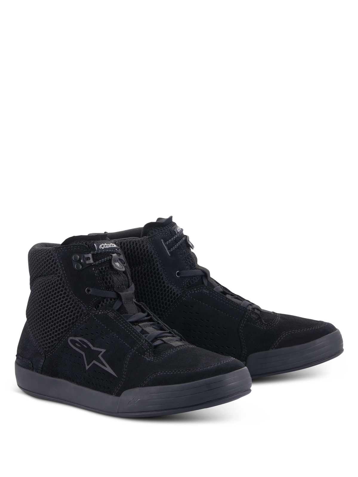 Buty Alpinestars Chrome Air, buty motocyklowe, czarne, widok z przodu pod kątem, cholewka z zamszu i siatki z logo Alpinestars z boku, miejski design wysokich trampków do jazdy szosowej