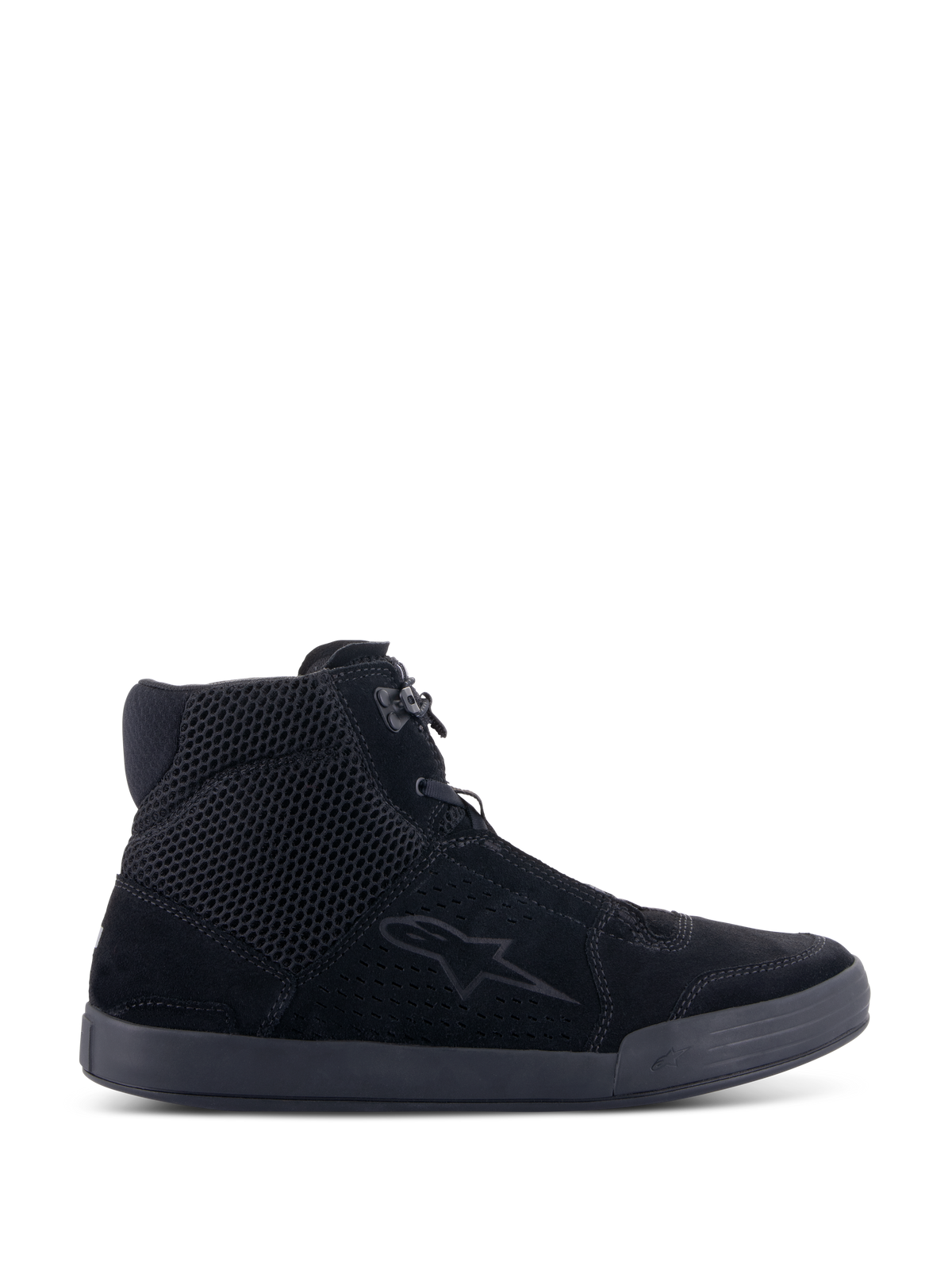 Buty Alpinestars Chrome Air, miejskie buty motocyklowe, czarne, widok z boku przedstawiający cholewkę z zamszu i siatki, sylwetka wysokich tenisówek, codzienne obuwie ochronne do jazdy szosowej