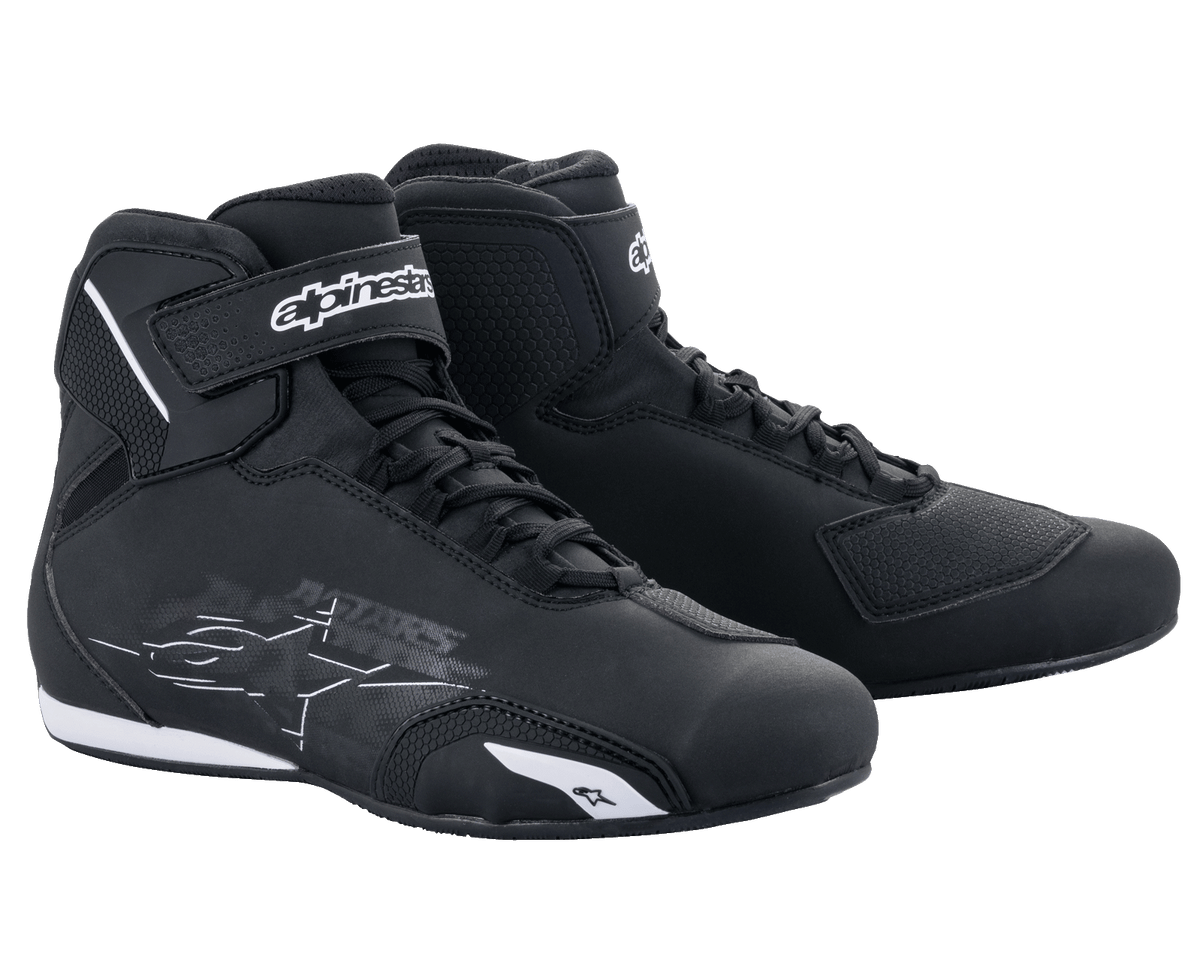 Buty Alpinestars Sektor, buty motocyklowe, czarno-białe, wyposażone w system szybkiego sznurowania i paski na rzep na kostkach, cholewka z mikrofibry z ochronnymi wzmocnieniami, wydajne obuwie do jazdy szosowej