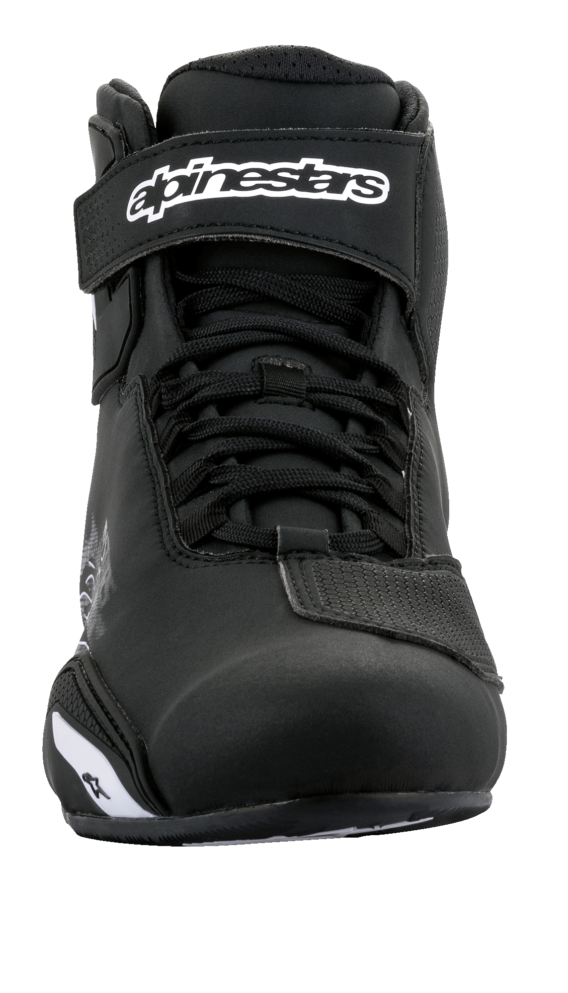 Buty Alpinestars Sektor, buty motocyklowe, czarno-białe, widok z przodu przedstawiający system szybkiego sznurowania oraz pasek na kostkę z rzepem i białym logo, smukła konstrukcja z mikrofibry do jazdy szosowej