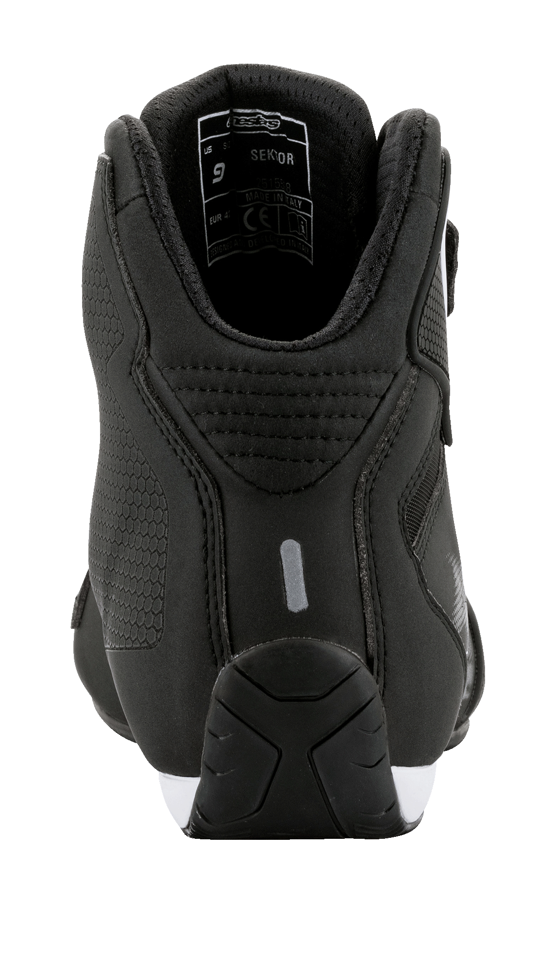 Buty Alpinestars Sektor, widok z tyłu, czarne z białymi akcentami, wykonane z lekkiej mikrofibry, odblaskowy element na pięcie i wyściełany kołnierz wokół kostki, stylowe obuwie motocyklowe inspirowane sportami motorowymi