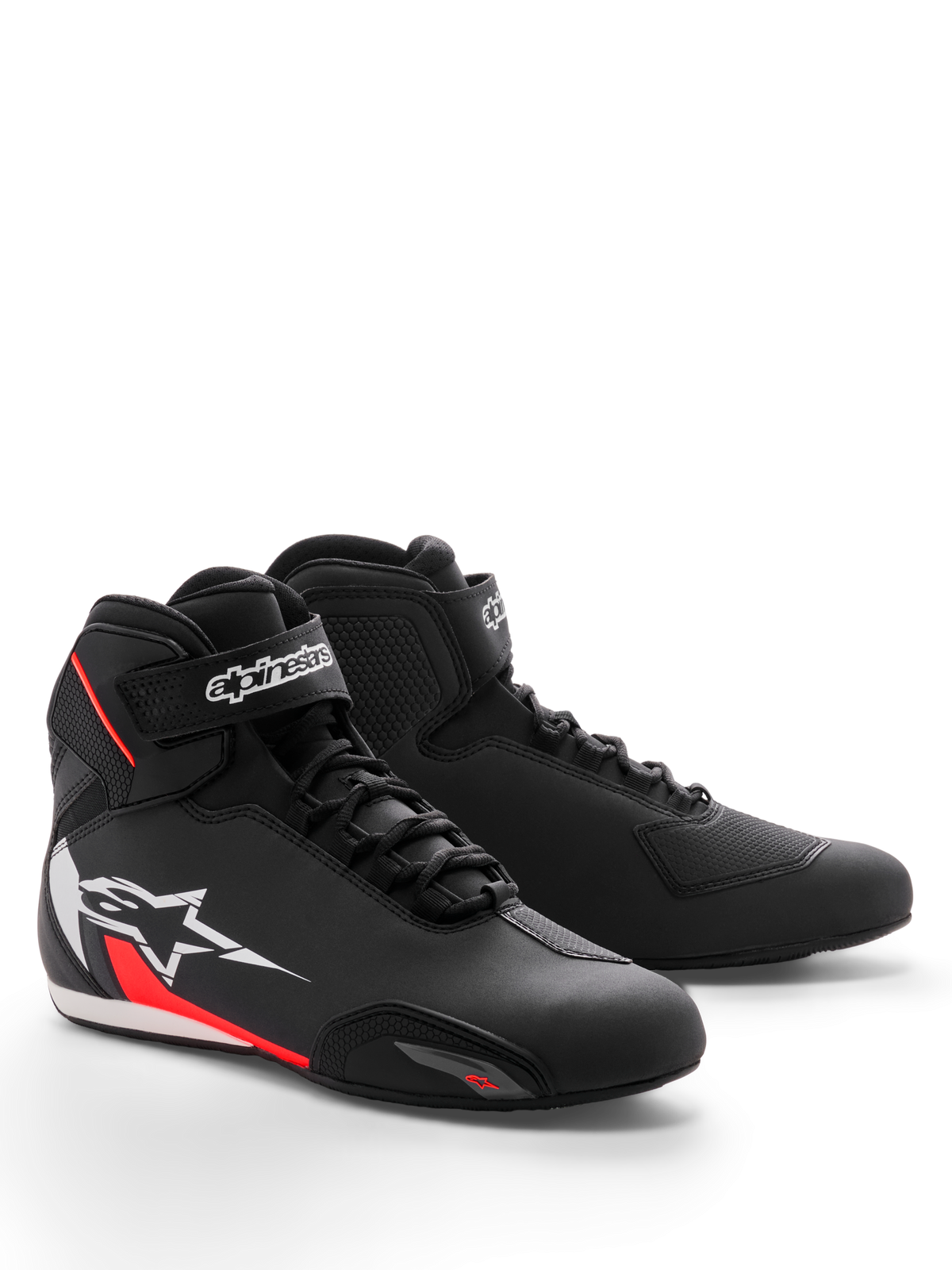 Alpinestars Sektor Shoe, buty motocyklowe, czarno-białe z czerwienią fluo, smukła konstrukcja z mikrofibry, system szybkiego sznurowania z paskiem na rzep na kostce, duże białe logo gwiazdy z czerwonymi akcentami z boku
