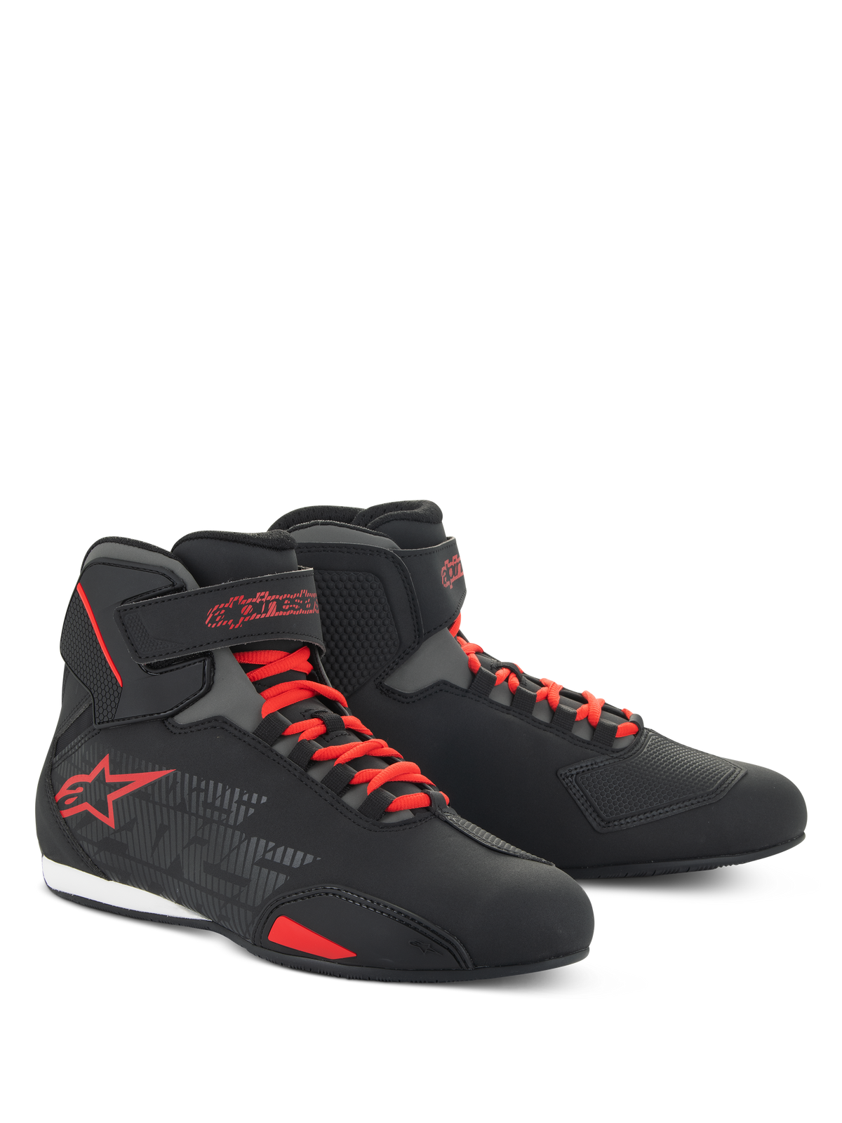 Buty Alpinestars Sektor, niskie buty motocyklowe, czarne i jaskrawoczerwone, czerwony system szybkiego sznurowania, paski na kostkę i wyraziste czerwone logo z gwiazdą, smukła konstrukcja z mikrofibry do jazdy szosowej i sportowej