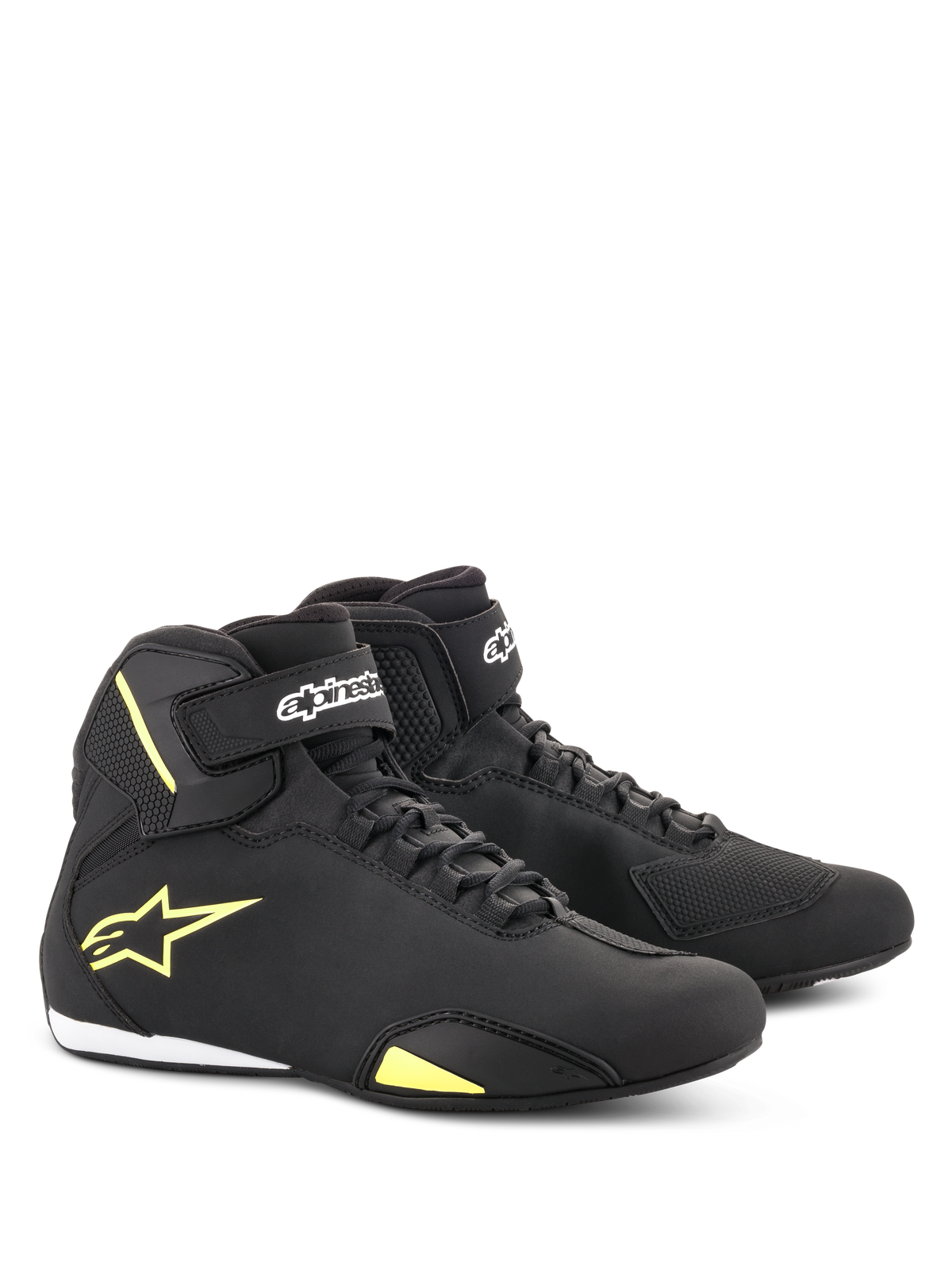 Buty Alpinestars Sektor, buty motocyklowe, czarno-żółte fluorescencyjne, fason o średniej wysokości z systemem szybkiego sznurowania i paskami na rzep na kostkach, żółte logo Alpinestars z boku, lekka konstrukcja z mikrofibry o gładkim wykończeniu