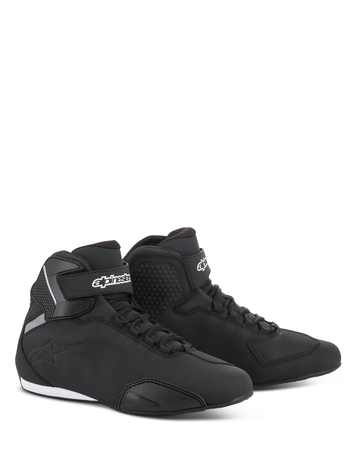 Buty Alpinestars Sektor, buty motocyklowe, czarne, smukły profil o średniej wysokości z cholewką z mikrofibry, system szybkiego sznurowania, białe logo Alpinestars na pasku na kostce i wytrzymała gumowa podeszwa