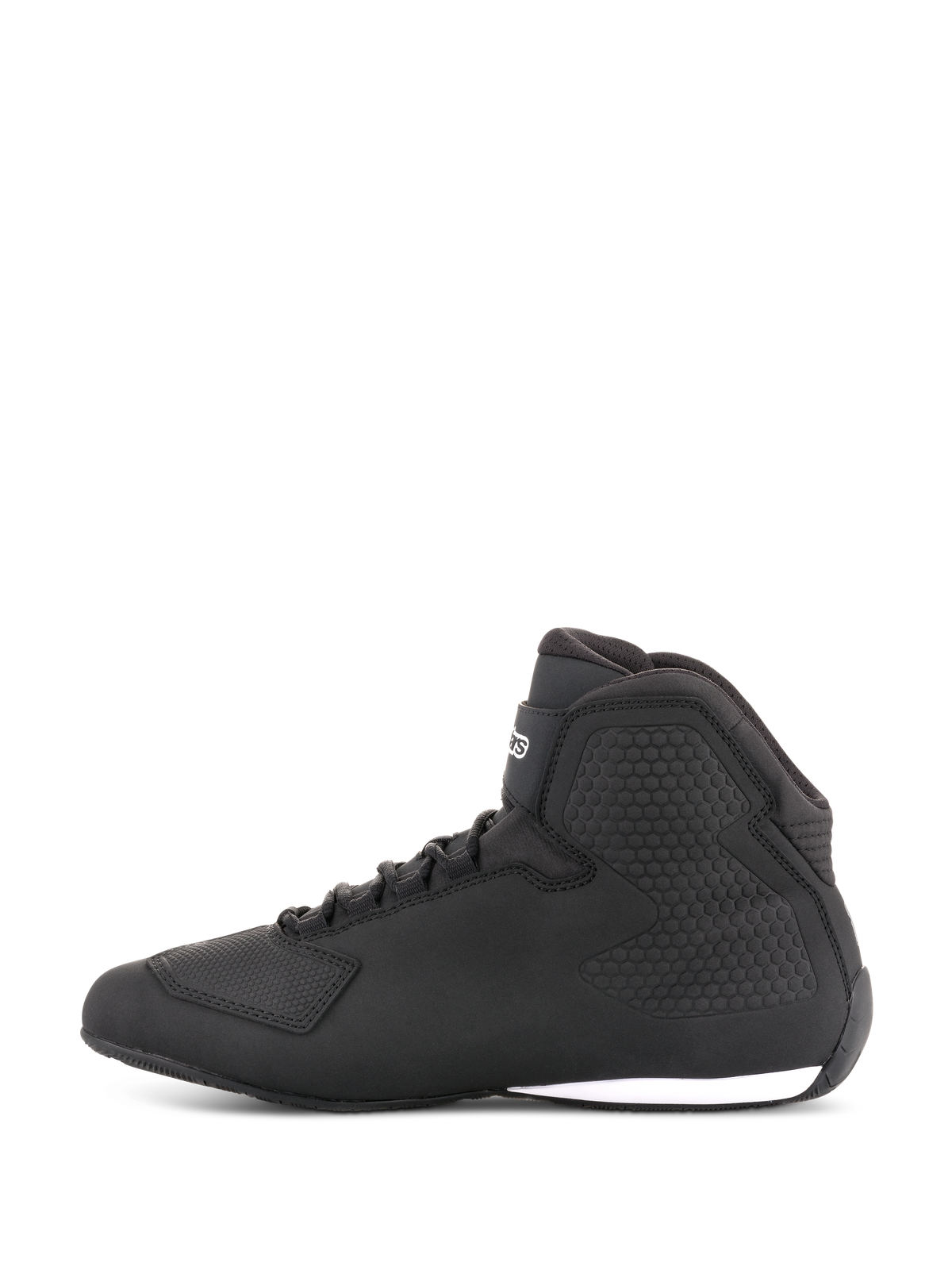 Alpinestars Sektor Shoes, buty motocyklowe, czarne, widok z boku, wysoki fason ze sznurowadłami, cholewka z mikrofibry, teksturowana ochrona kostki, elegancki sportowy wygląd z białym akcentem na podeszwie