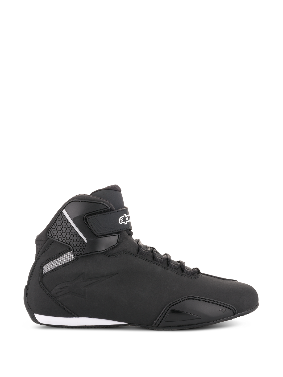 Buty Alpinestars Sektor, czarne buty motocyklowe, profil boczny, smukły fason za kostkę z cholewką z mikrofibry, pasek na kostkę z białym logo, szybkie sznurowanie, wzmocnione obszary palców i pięty, sportowe obuwie szosowe
