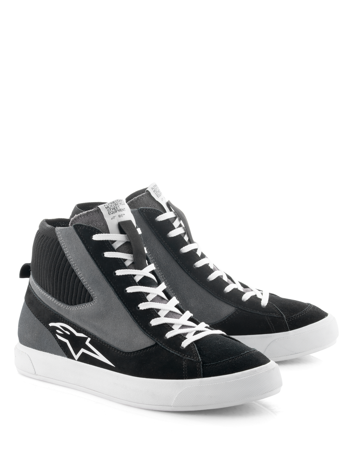 Alpinestars Stated Shoes, buty motocyklowe, czarno-szaro-białe, wysoka konstrukcja inspirowana stylem retro skate z białymi sznurowadłami i wulkanizowaną gumową podeszwą, logo Alpinestars z boku, wykonane z połączenia zamszu i płótna