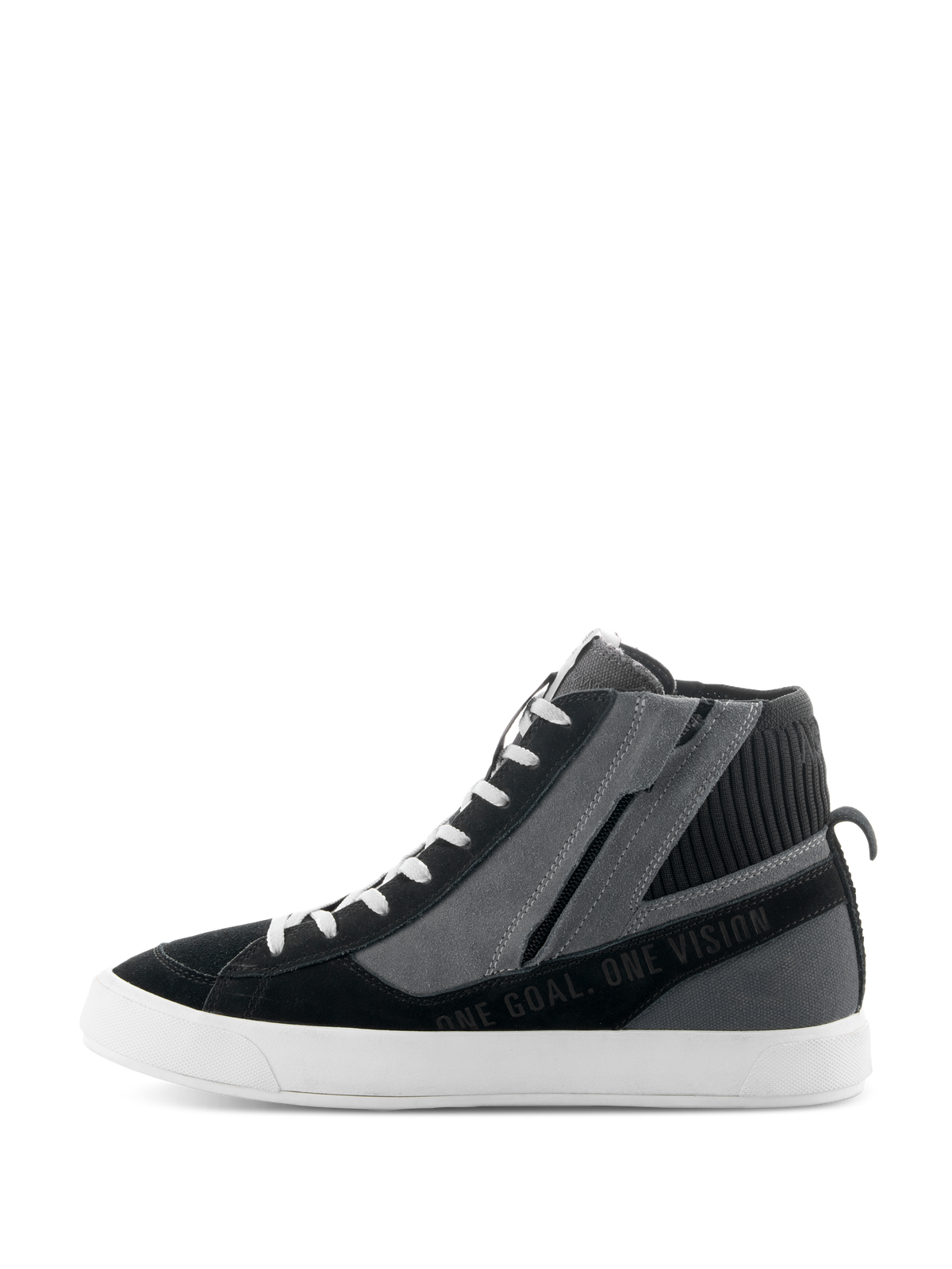 Buty Alpinestars Stated, czarno-szaro-białe miejskie buty motocyklowe, profil boczny prezentujący wysoki fason sneakersów, boczny zamek błyskawiczny, biała wulkanizowana podeszwa oraz napis „ONE GOAL. ONE VISION”.