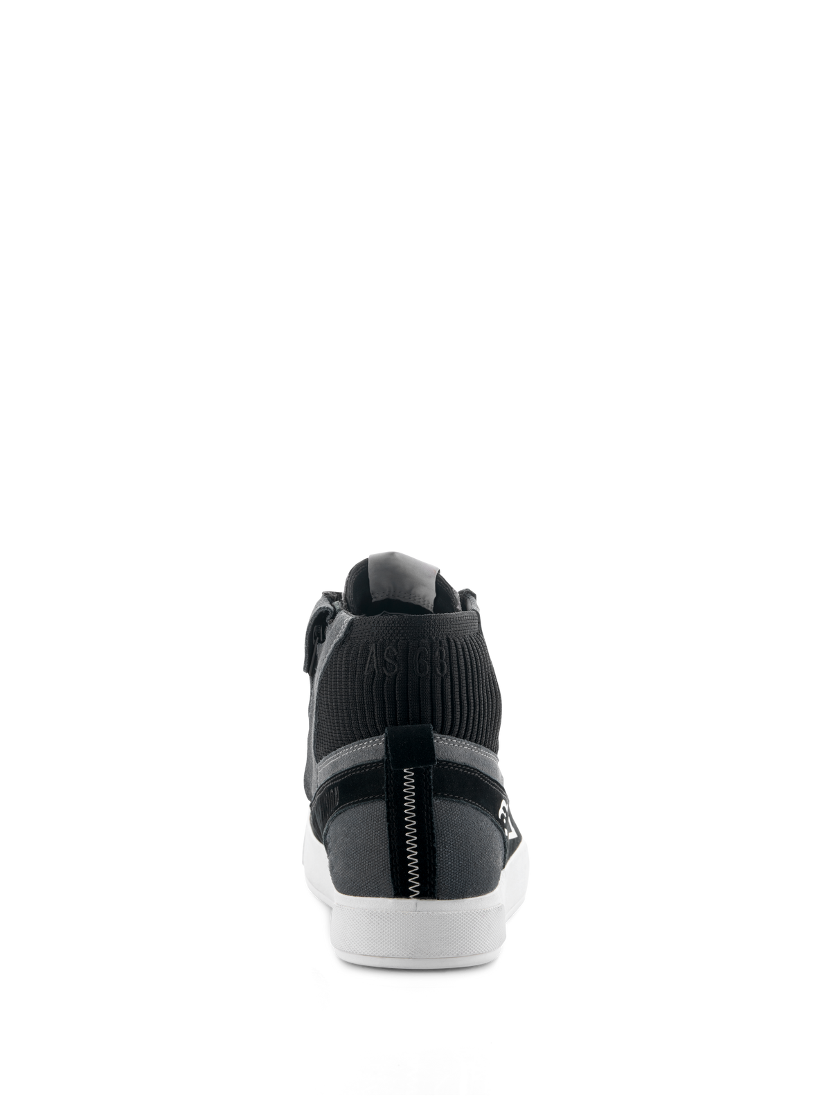 Alpinestars Stated Shoes, miejskie buty motocyklowe, czarno-szaro-białe, widok z tyłu prezentujący białą wulkanizowaną podeszwę, cholewkę z szarego zamszu i płótna, czarny dzianinowy kołnierz wokół kostki z oznaczeniem „AST63” oraz pionowe białe zygzakowate przeszycia na pięcie.