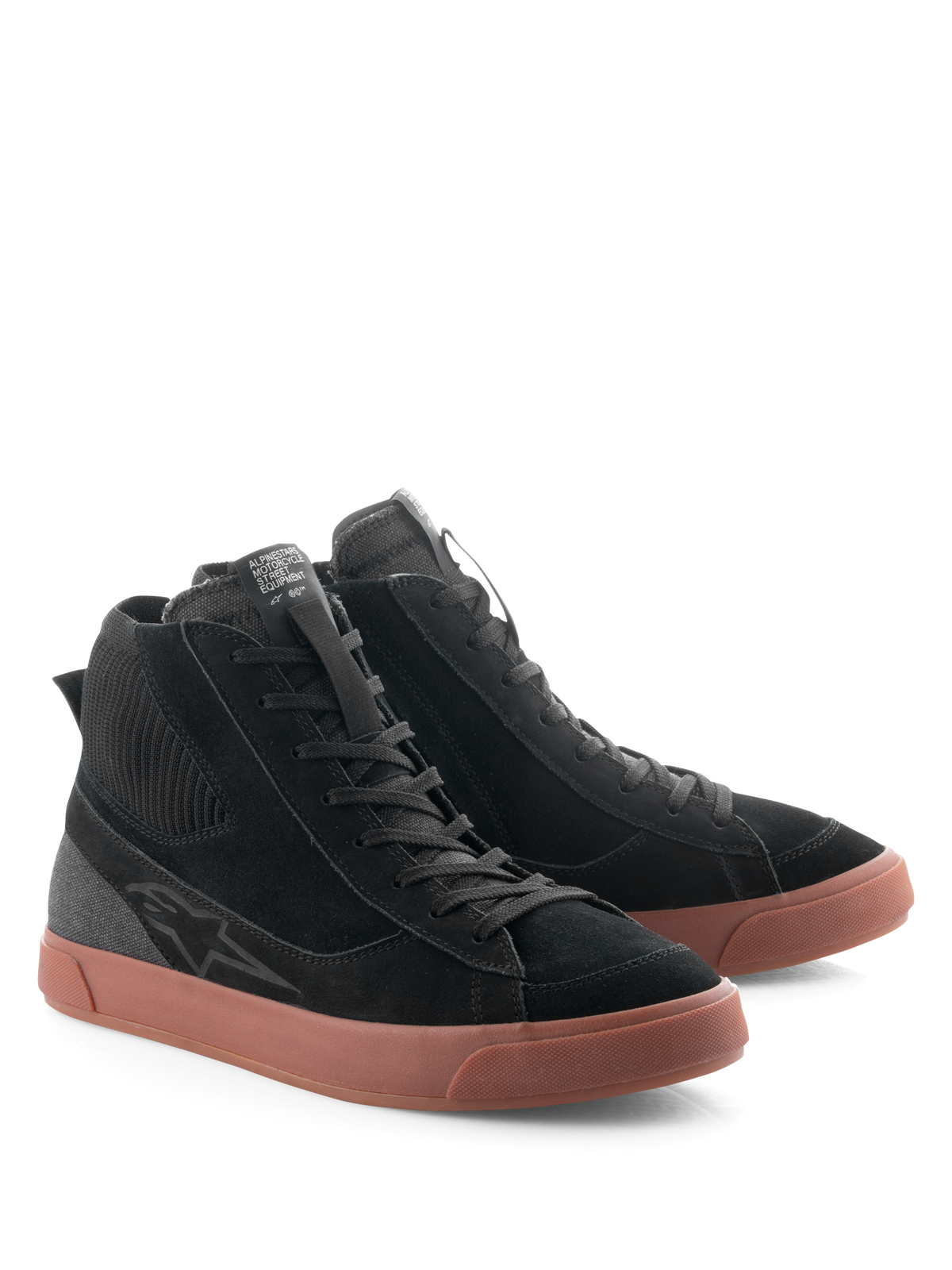 Buty Alpinestars Stated, miejskie buty motocyklowe, czarno-brązowe, wysoka sylwetka z cholewką z czarnego zamszu i płótna, brązowa wulkanizowana gumowa podeszwa, design inspirowany stylem retro skate do użytku miejskiego i drogowego