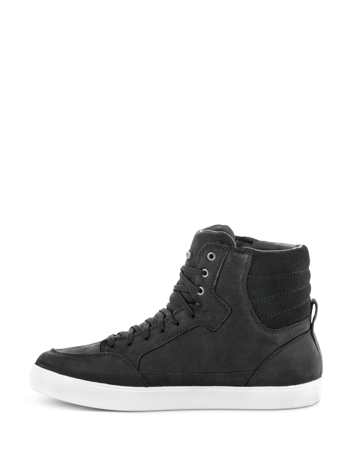 Buty Alpinestars J-6 Waterproof, czarno-białe, profil boczny wysokich sneakersów motocyklowych, wykonane z czarnej skóry z białą gumową podeszwą, miejskie obuwie motocyklowe, sznurowany design