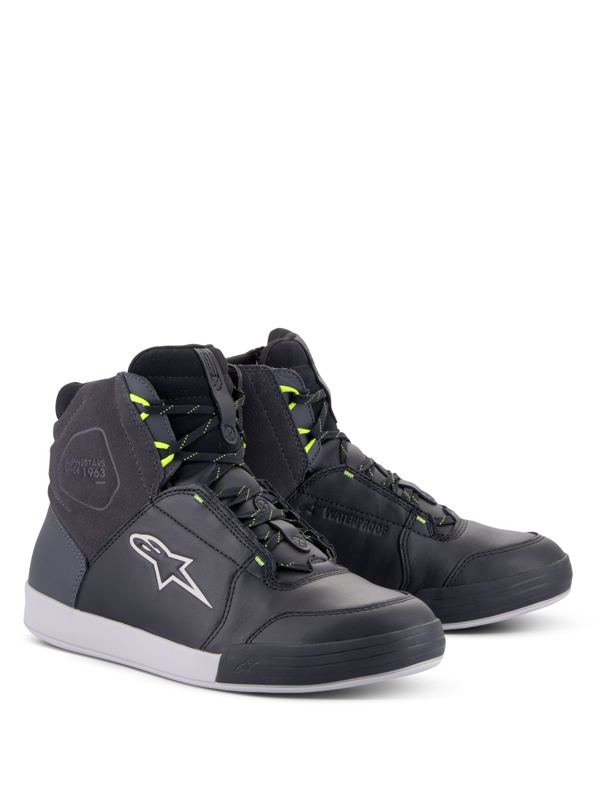 Buty Alpinestars Chrome Drystar®, miejskie buty motocyklowe, czarne, ciemnoszare i żółte fluo, wysoka cholewka z najwyższej jakości skóry i zamszu, białe logo Alpinestars i neonowożółte szlufki na sznurowadła, codzienne ochronne obuwie w stylu ulicznym